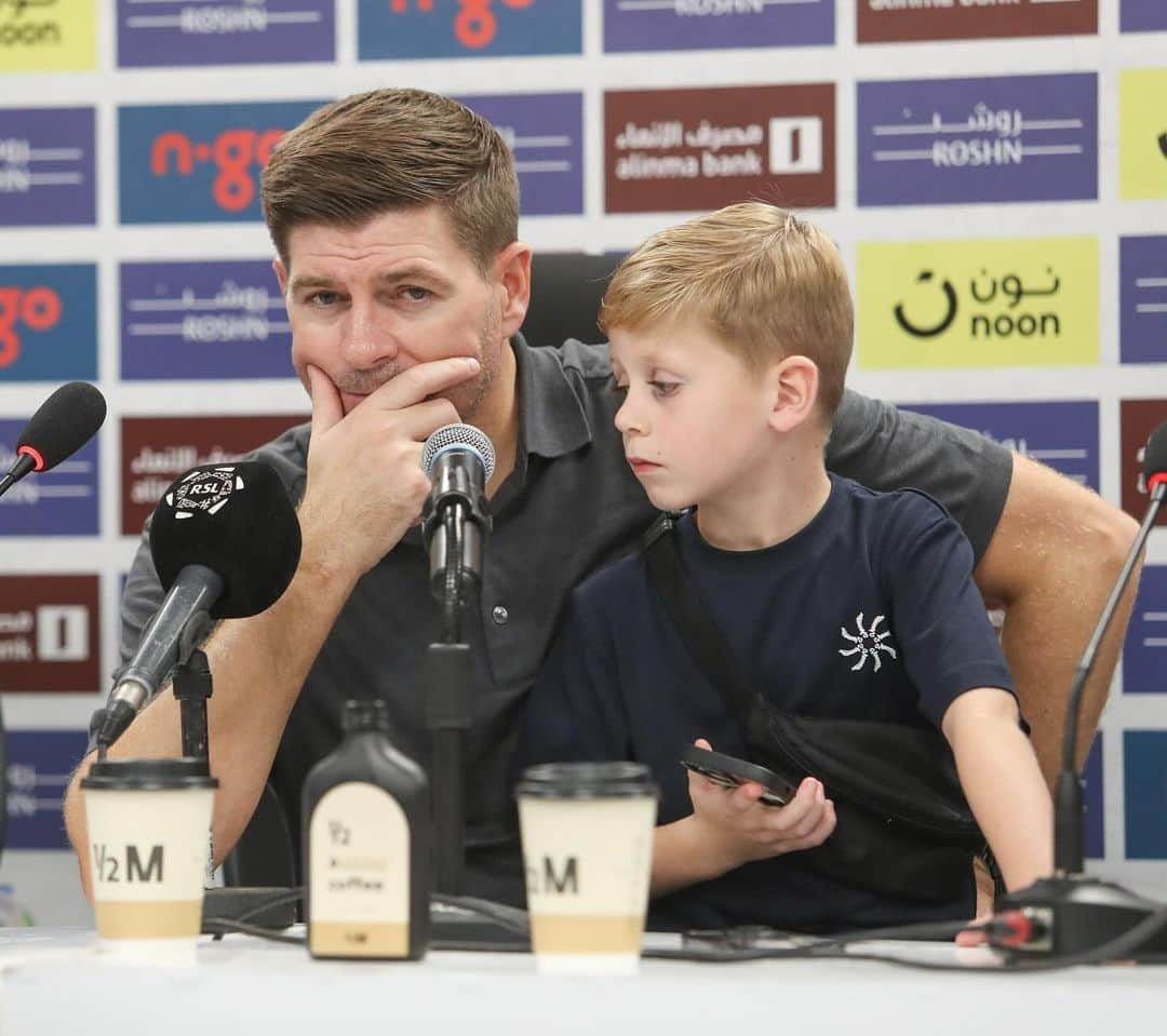 スティーヴン・ジェラードさんのインスタグラム写真 - (スティーヴン・ジェラードInstagram)「Lio Steven Gerrard 😍🎙️  #Ettifaq | #EttifaqIttihad | #RoshnSaudiLeague | #yallaRSL   ليو ستيفن منوّر المؤتمر 😍🎙️  #الاتفاق | #دوري_روشن_السعودي | #الاتفاق_الاتحاد | #yallaRSL」11月25日 3時44分 - stevengerrard