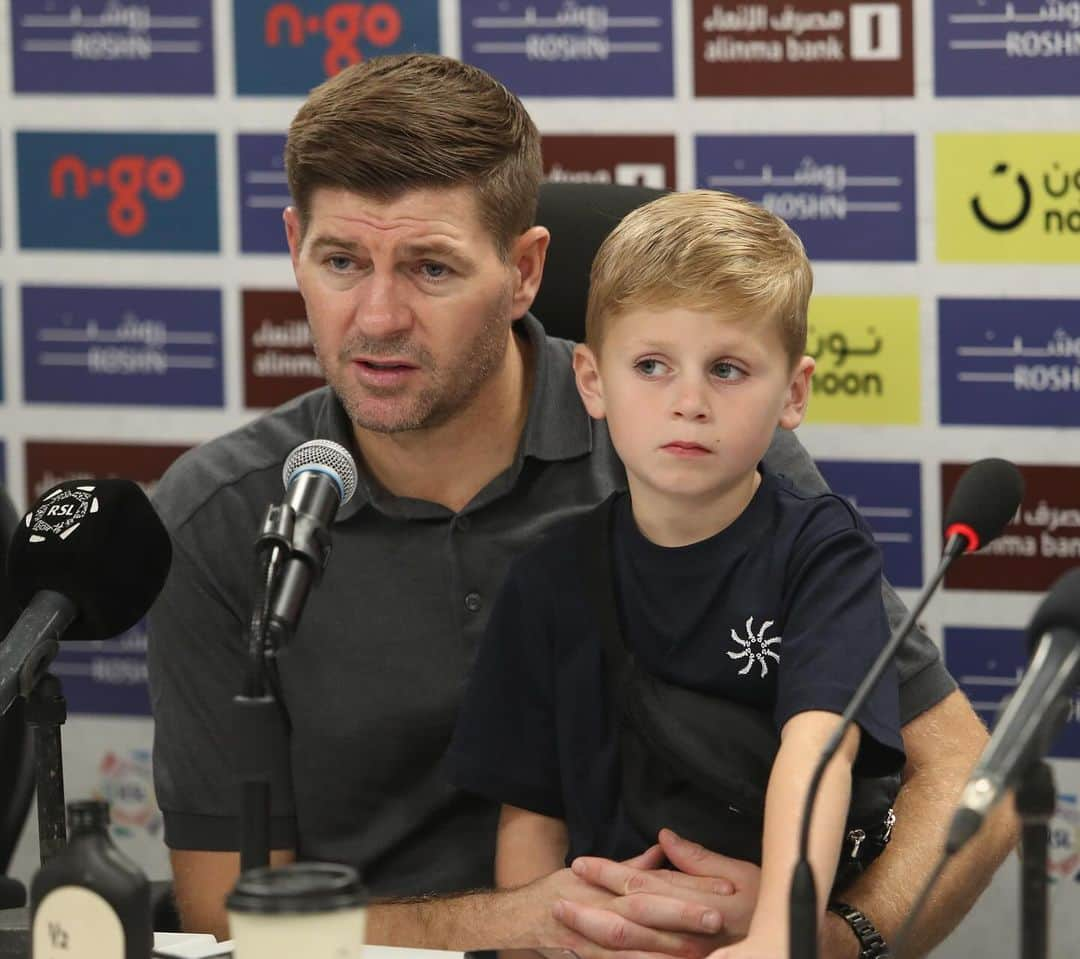 スティーヴン・ジェラードのインスタグラム：「Lio Steven Gerrard 😍🎙️  #Ettifaq | #EttifaqIttihad | #RoshnSaudiLeague | #yallaRSL   ليو ستيفن منوّر المؤتمر 😍🎙️  #الاتفاق | #دوري_روشن_السعودي | #الاتفاق_الاتحاد | #yallaRSL」