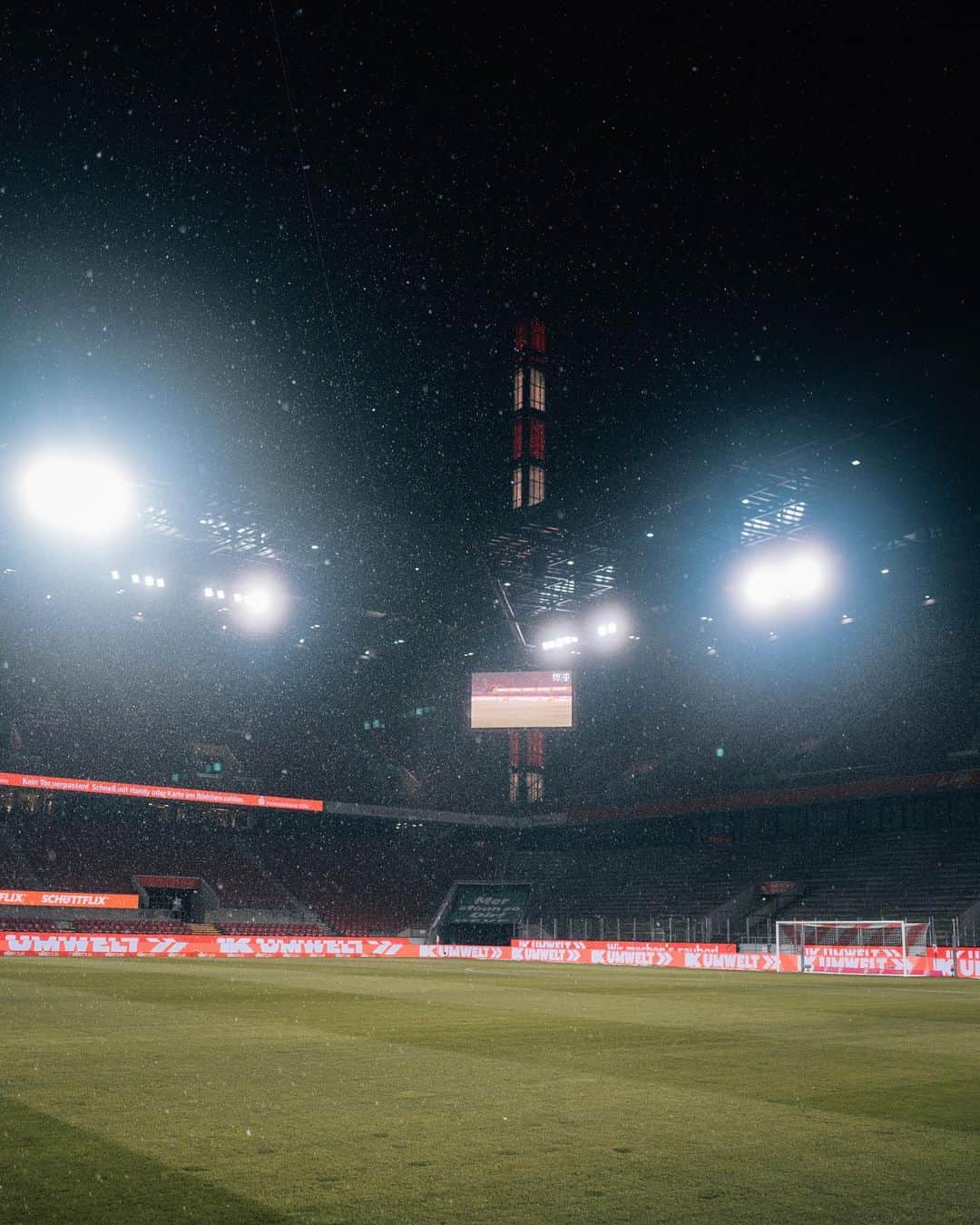 1.FCケルンさんのインスタグラム写真 - (1.FCケルンInstagram)「SWIPE für die #effzeh-Startelf für #KOEFCB ✨ ___ Die Startaufstellung wird präsentiert von @gaffel_koelsch」11月25日 3時39分 - fckoeln