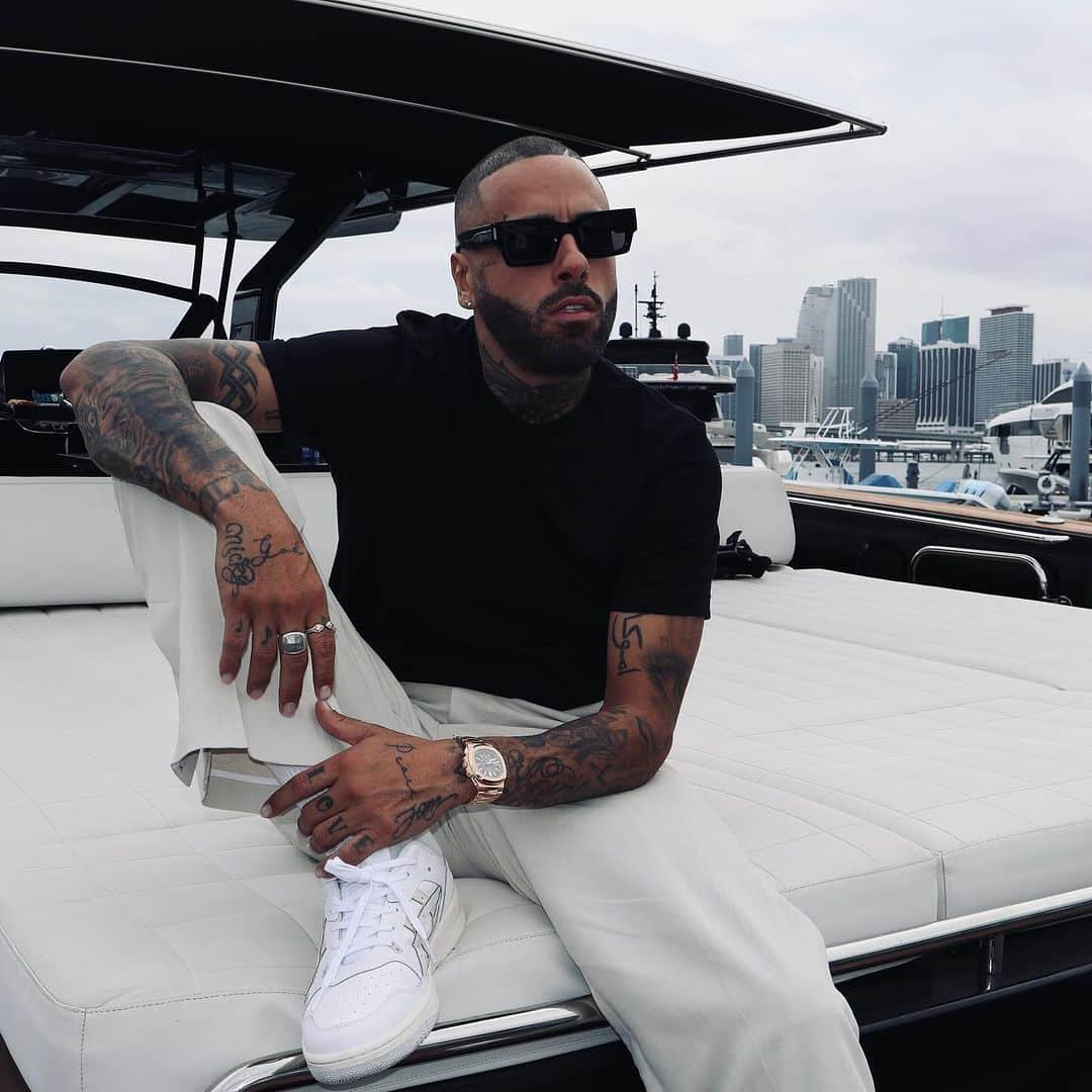 NICKY JAMのインスタグラム：「🛥️ @flashvisualzz」