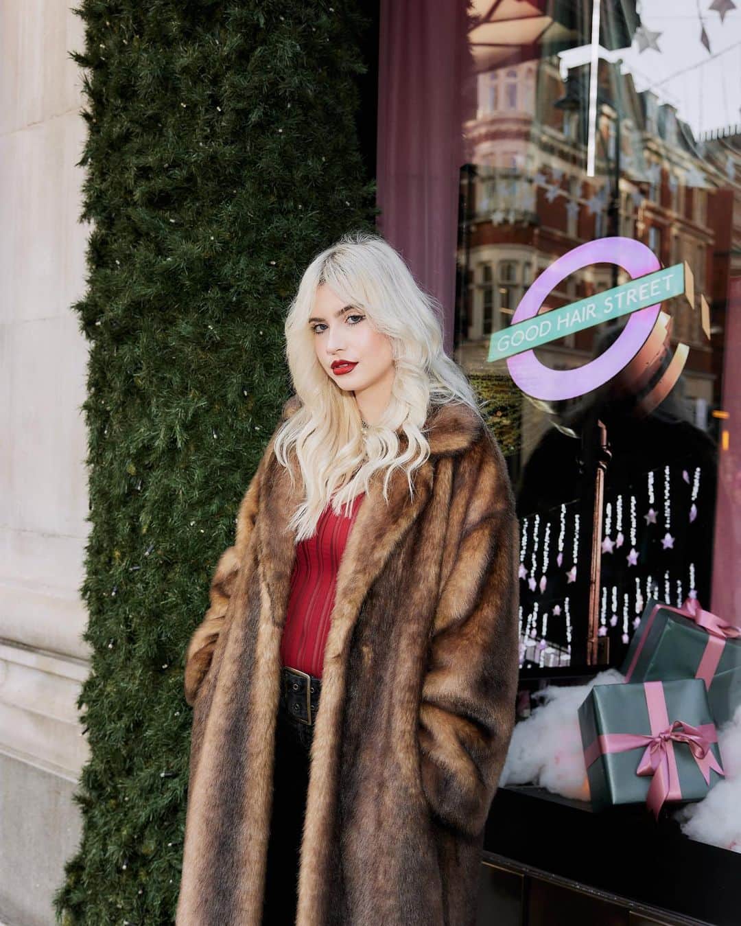 ghd hairさんのインスタグラム写真 - (ghd hairInstagram)「Step into a world of enchantment at @theofficialselfridges this festive season!🤍☁️ We've sprinkled a touch of magic onto the windows of the iconic London store with our dreamland collection🌟✨  Our special friends of the brand got an exclusive sneak peek before we gathered at Brasserie of Light for a magical meal, mesmerizing hair tutorials, and delightful treats before we headed off to continue our Central London Takeover 🍽️💆‍♀️✨  Now it's your turn! Swing by Selfridges this week and immerse yourself in the holiday spirit. Try out our dazzling new collection and add personal touch to your new tool with our exclusive personalisation service 💝🌟 #ghddreamland」11月25日 3時46分 - ghdhair