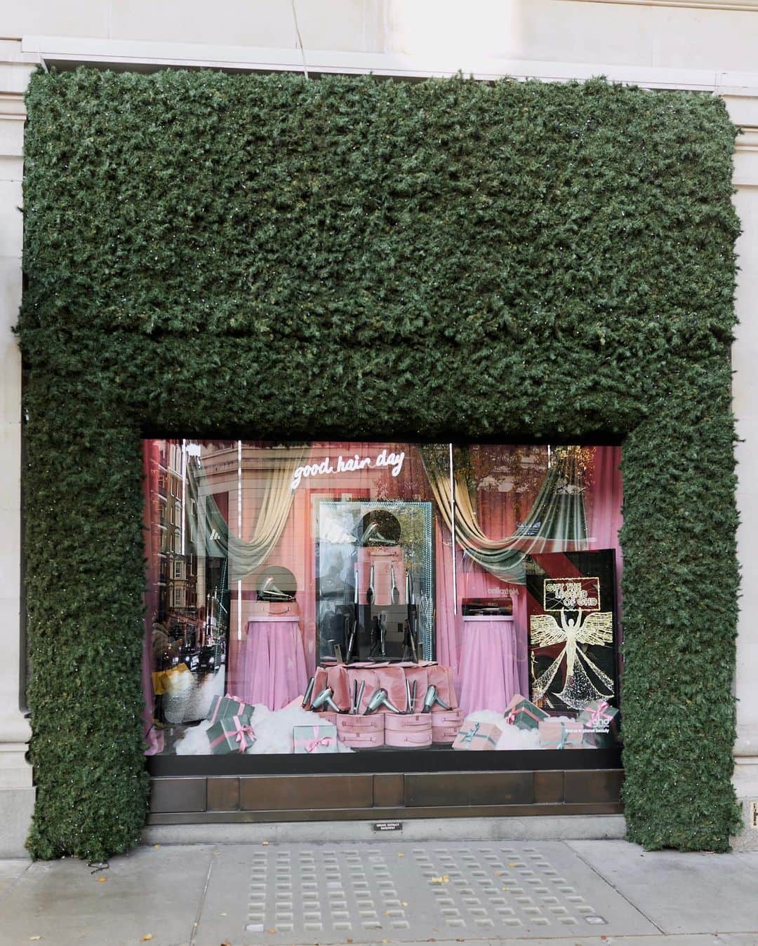 ghd hairのインスタグラム：「Step into a world of enchantment at @theofficialselfridges this festive season!🤍☁️ We've sprinkled a touch of magic onto the windows of the iconic London store with our dreamland collection🌟✨  Our special friends of the brand got an exclusive sneak peek before we gathered at Brasserie of Light for a magical meal, mesmerizing hair tutorials, and delightful treats before we headed off to continue our Central London Takeover 🍽️💆‍♀️✨  Now it's your turn! Swing by Selfridges this week and immerse yourself in the holiday spirit. Try out our dazzling new collection and add personal touch to your new tool with our exclusive personalisation service 💝🌟 #ghddreamland」