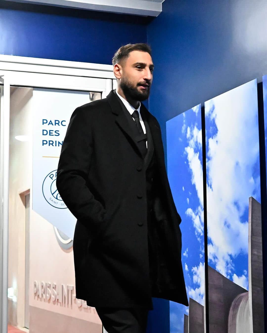 パリ・サンジェルマンFCのインスタグラム：「🕴️👋  @dior   #PSGASM | #Ligue1」