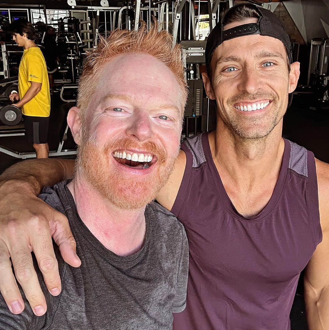 ジェシー・タイラー・ファーガソンのインスタグラム：「Happy trails to my friend (and trainer) @tylerlough! He hates touching my sweat so this is how you know it's real love.」