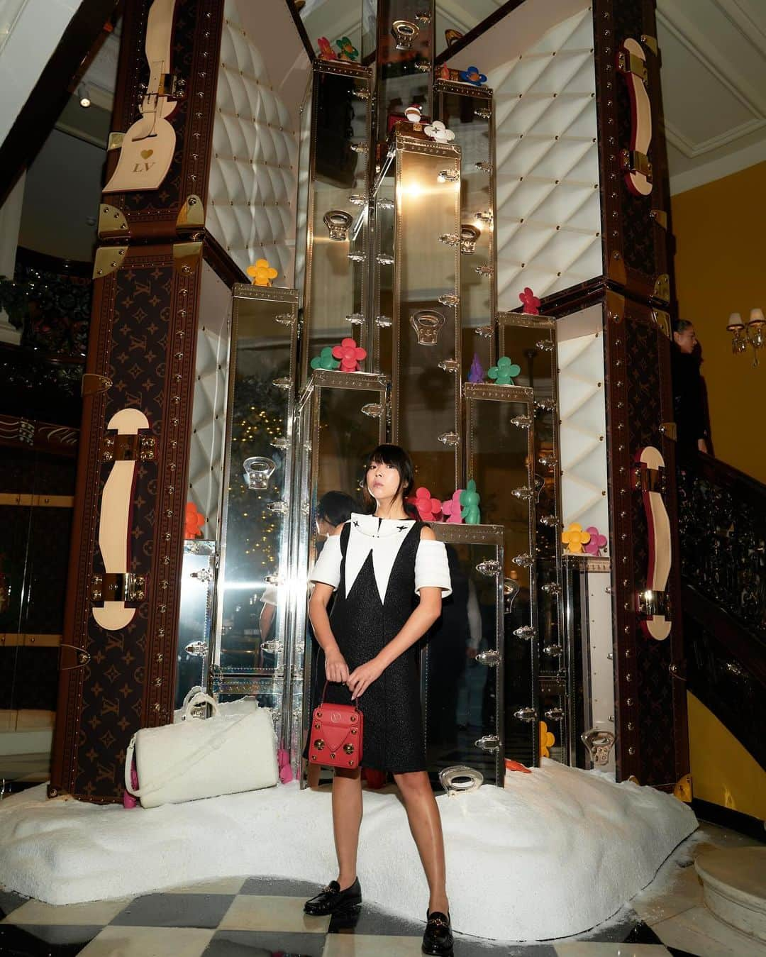 スージー・ロウのインスタグラム：「The night before… the unveiling of @louisvuitton ‘s spectacular Christmas Tree (of Trunks - geddit) @claridgeshotel  Had the best sleepover with the fam - much appreciated as we are still living in a building site 😬」