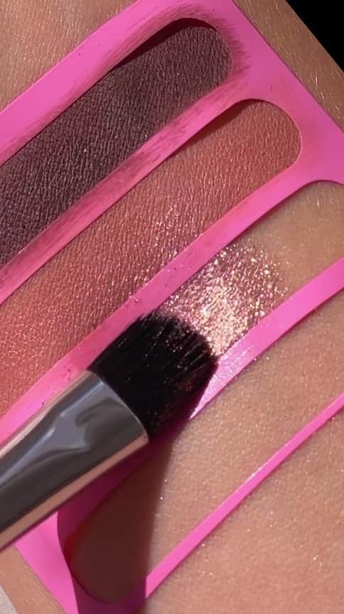 Anastasia Beverly Hillsのインスタグラム：「10/10 swatches 😍😍 Get our Glam to Go Mini Palette — and many more ABH faves — in our limited-edition Home for the Holidays set, now 10% OFF at the link in our bio! 🥳💝  #AnastasiaBeverlyHills」