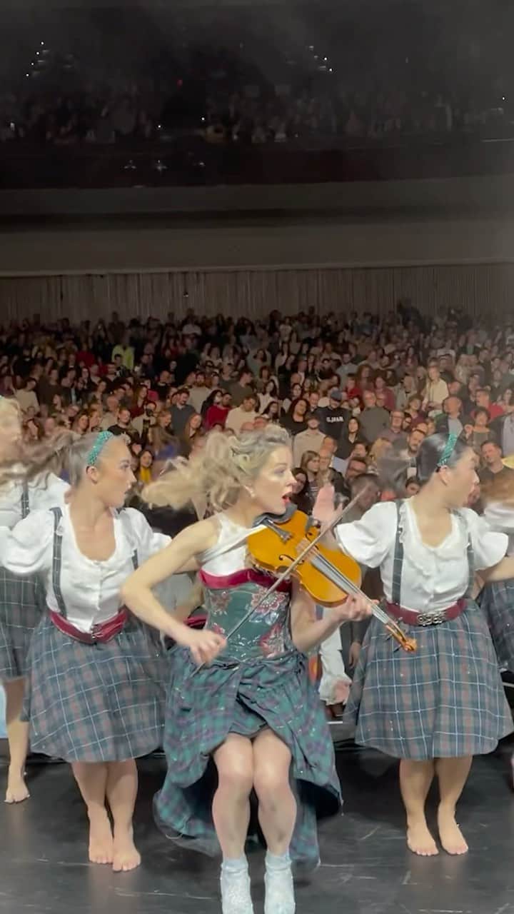リンジー・スターリングのインスタグラム：「#sleighride #concert」