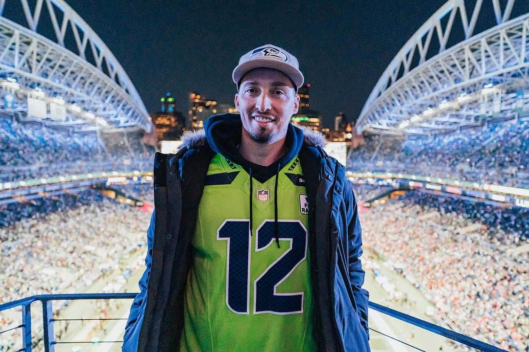 ブレイク・スネルのインスタグラム：「Pretty amazing feeling raising the 12 flag! Thank you @seahawks」