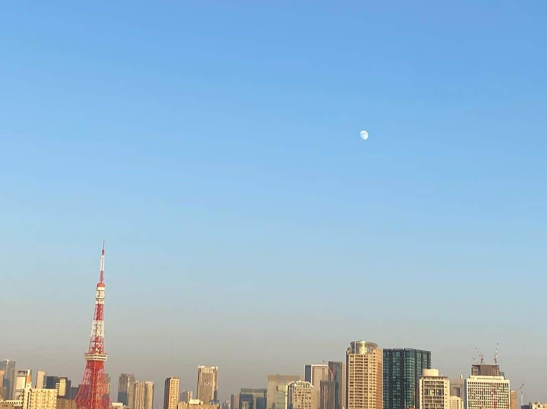 寺川奈津美のインスタグラム：「月とタワーが仲良しに見えた。 #24度まで上がった金曜 #心して #10度以上も下がる土曜を #迎える」