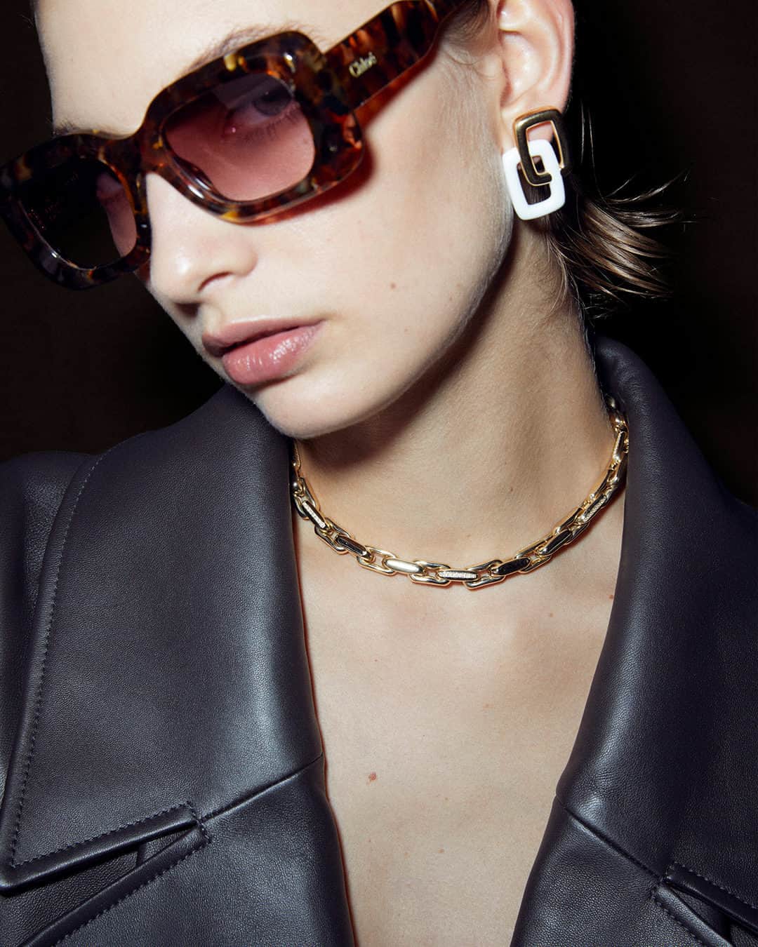 ネッタポルテのインスタグラム：「DESIGNS WITH EDGE: Find trend pieces with staying power in our edit of fine jewelry designs.  Tap the link in bio to shop at #NETAPORTER.」