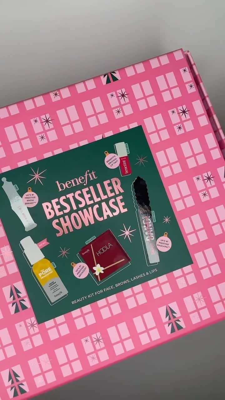 Benefit Cosmetics UKのインスタグラム：「SAVE over 60% on your Benefit faves!   Exclusive to Boots, get the Benefit Bestseller Showcase for just £34.50 (worth over £88!!)   It includes…   ✨A FULL-SIZE Hoola (ahem…worth £30) ✨FULL-SIZE BADgal BANG! - the UK’s No.1 Prestige Mascara (worth £25.50) ✨Mini Good Cleanup (worth £13.50) ✨Mini 24-HR Brow Setter (worth £13.50) ✨Fun-size Benetint (worth £5.80)   We’ll leave you to do the maths…   Available at your local Boots store or online NOW.   #bootsstargift #benefitbootsstargift #christmasgiftidea #beautygift #holidaybeauty #blackfriday #thanksgiving」