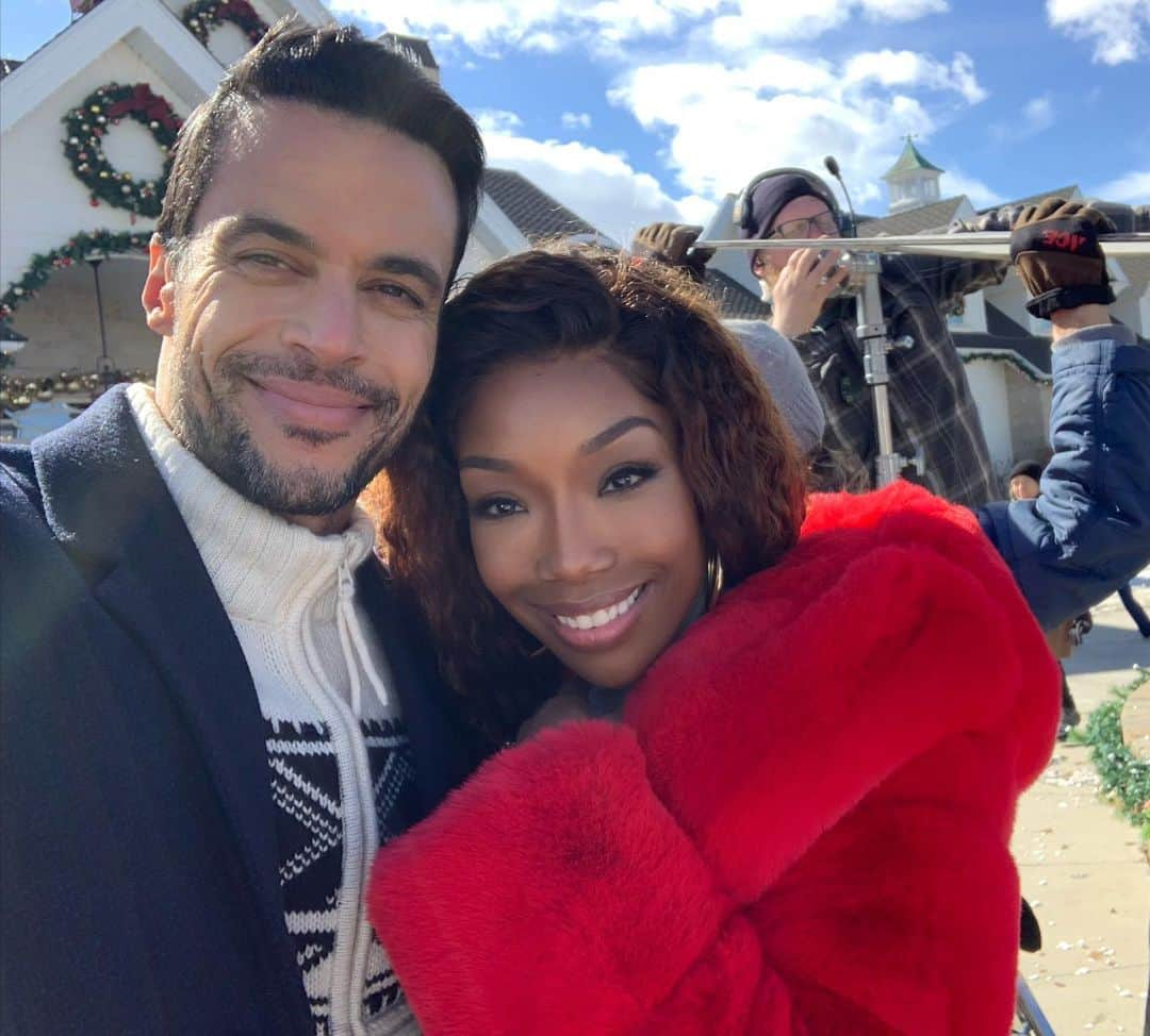 マット・セデーニョのインスタグラム：「“Xmas with Jackie is a life altering experience!”  Perfect weekend to watch The Best Christmas Ever if you haven’t already. Still #✌🏽for Netflix movies top 10🙌🏽 @brandy also just dropped her new Xmas album it is 🔥 @netflix #Valentino #Jackie #thebestchristmasever」