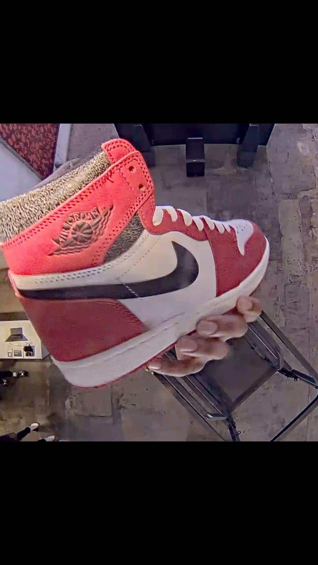 Flight Clubのインスタグラム：「No sleeping in. Flight Club's biggest releases of the year are available now—at retail. Head to any of our locations in NY, LA and Miami to secure your pair.  * Air Jordan 1 Retro High OG 'Chicago Lost & Found' ($180) * Air Jordan 4 Retro 'Thunder' 2023 ($210) * Nike SB x Air Jordan 4 Retro SP 'Pine Green' ($225) * Travis Scott x Air Jordan 1 Low OG SP 'Black Phantom' ($150) * Yeezy Slides 'Bone' 2022 ($70)  While supplies last; limit one per household. Purchases must be made with Klarna and shipped to a US address.」