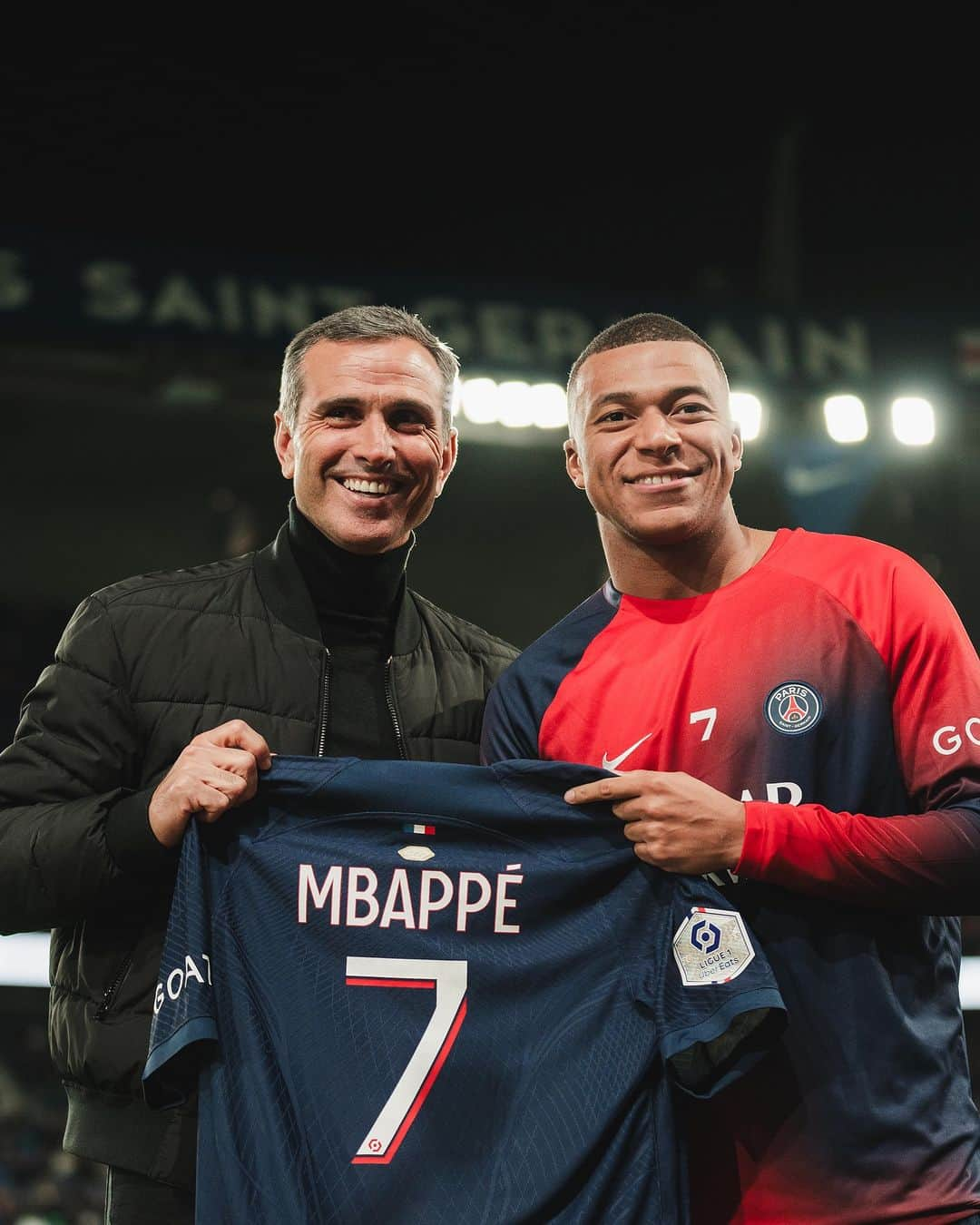 リーグ・アンのインスタグラム：「@k.mbappe awarded with the first ever @ligue1ubereats kit with the ‘Top Scoreur’ badge🥇👏」