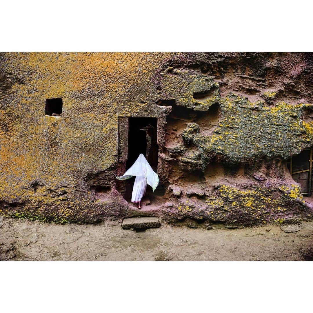 スティーブ・マカリーのインスタグラム：「A woman enters an ancient medieval church in Lalibela, Ethiopia, known for their monolithic rock-cut churches. The churches date from the thirteenth century.」