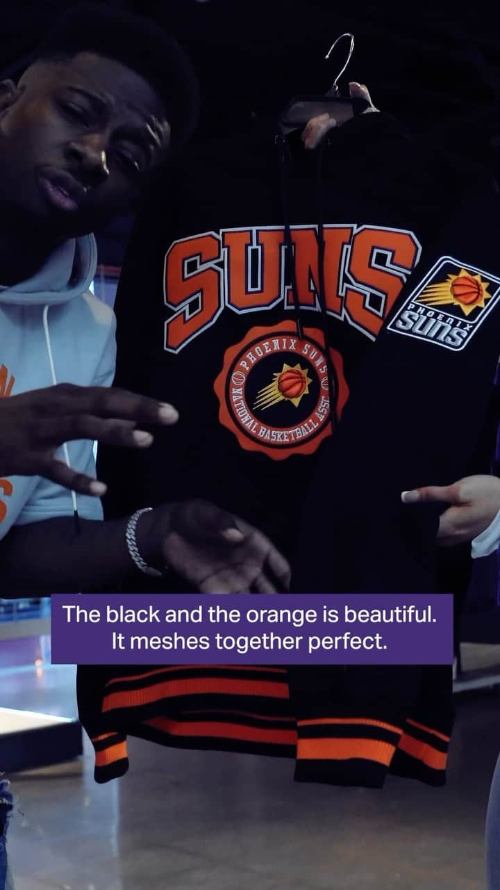 フェニックス・サンズのインスタグラム：「Start shopping for the holidays today 🛍️  Head to the Suns Team Shop all weekend long for exclusive Black Friday deals with select merch up to 50% off!」