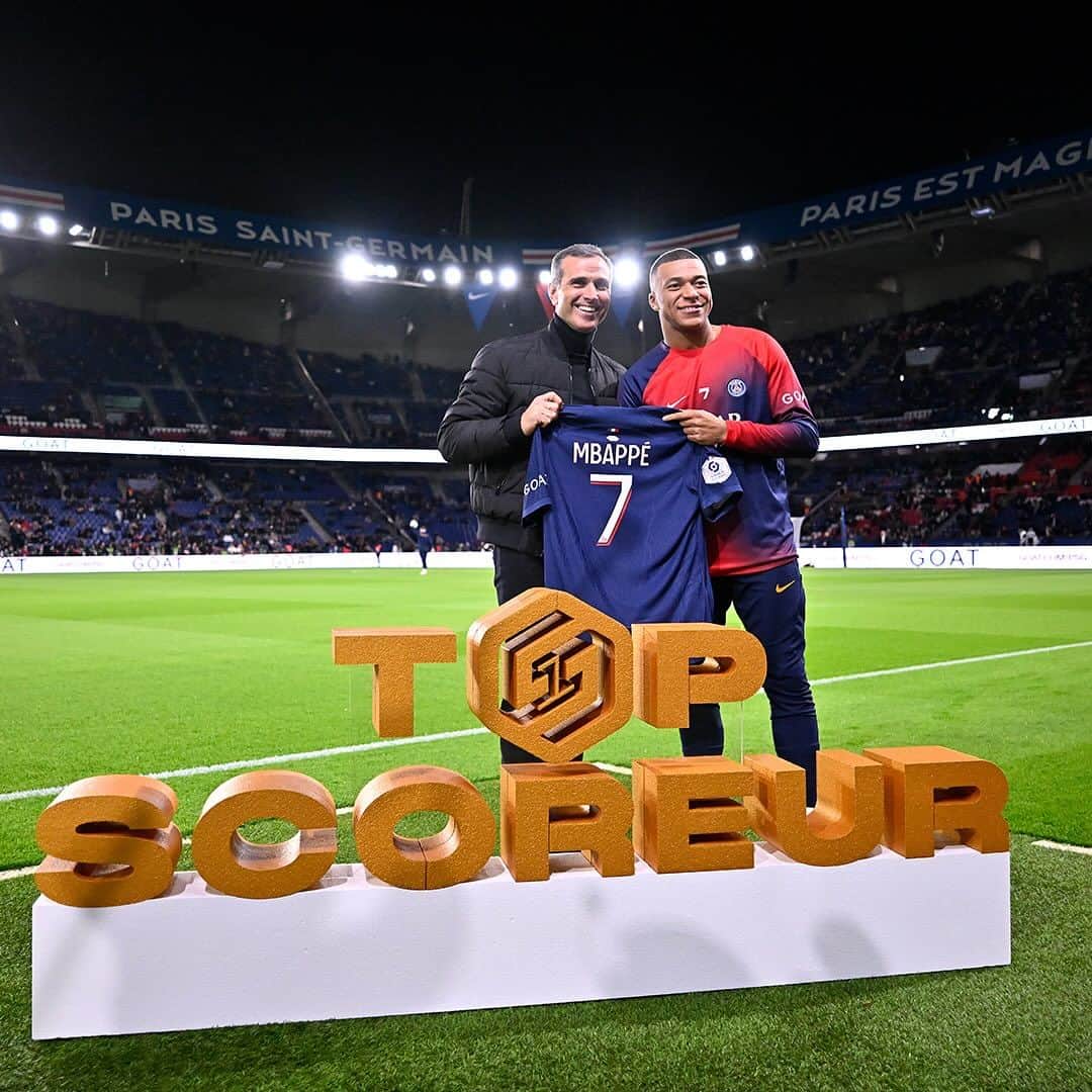 パリ・サンジェルマンFCのインスタグラム：「⚽️ @k.mbappe will wear the 𝗧𝗢𝗣 𝗦𝗖𝗢𝗥𝗘𝗨𝗥 badge on his jersey this evening, rewarding this season's current leading Ligue 1 scorer, presented by Pedro Miguel Pauleta! ❤️💙   ⚽️ @k.mbappe arborera ce soir sur son maillot le badge 𝗧𝗢𝗣 𝗦𝗖𝗢𝗥𝗘𝗨𝗥, récompensant le leader du classement des buteurs, remis par Pedro Miguel Pauleta ! ❤️💙   #TopScoreur | #S1」