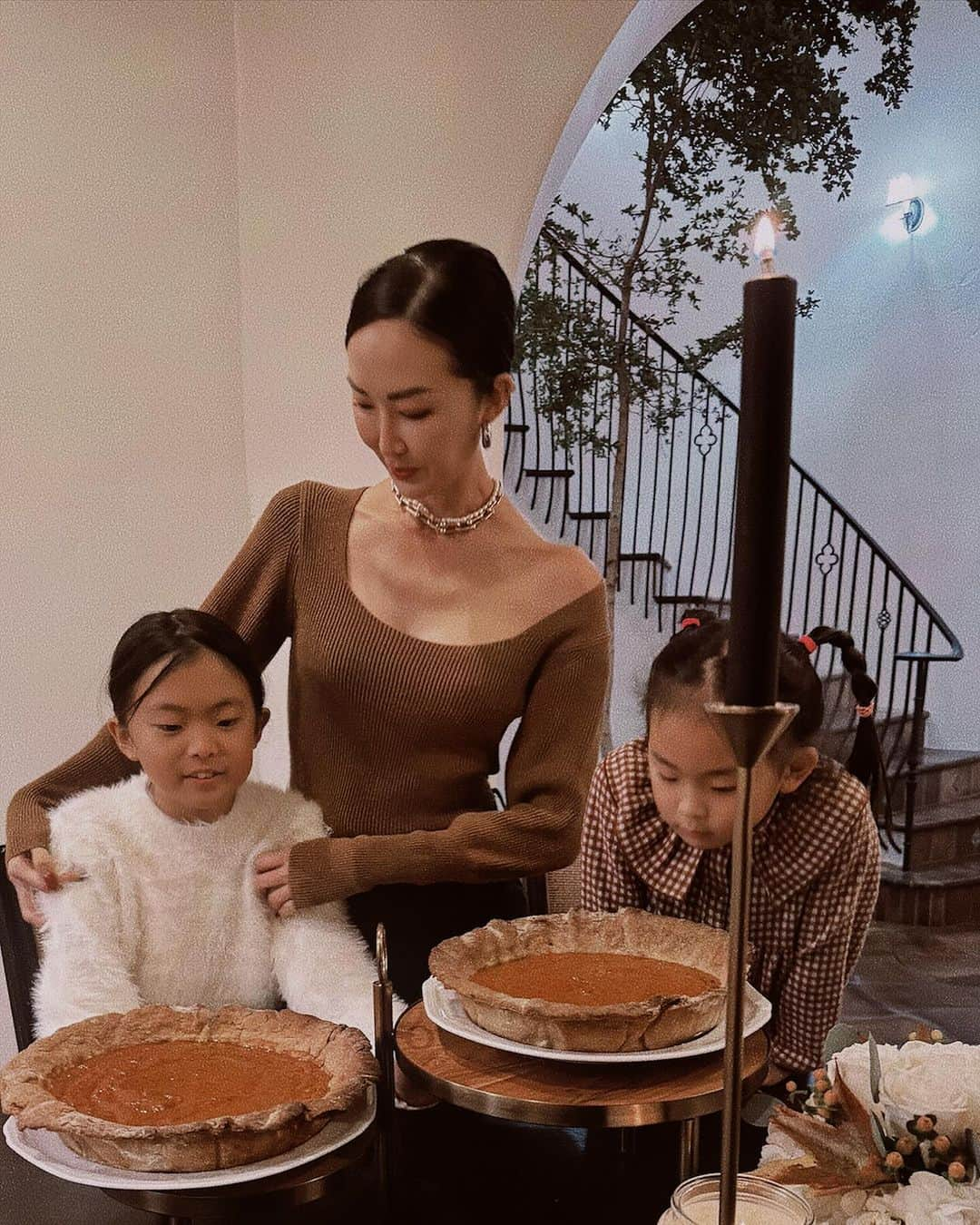 クリッセル・リムさんのインスタグラム写真 - (クリッセル・リムInstagram)「Our first year hosting thanksgiving at our place 🦃 the girls made their own homemade pumpkin pie (yes, including the crust) and it was 💯. So many things to be grateful for but what I’m the most grateful for is to have a second chance in life. To rebuild my life intentionally  with so much love and support of my loved ones around me. To raise my girls the way I always envisioned and hoped for, to choose the right people in my life, to let love into my heart and my home, to continue to chase and build my dreams. Everyday I wake up with a grateful heart 🫶🏼 love you all and hope you had a beautiful time with your family and loved ones!」11月25日 4時48分 - chrisellelim