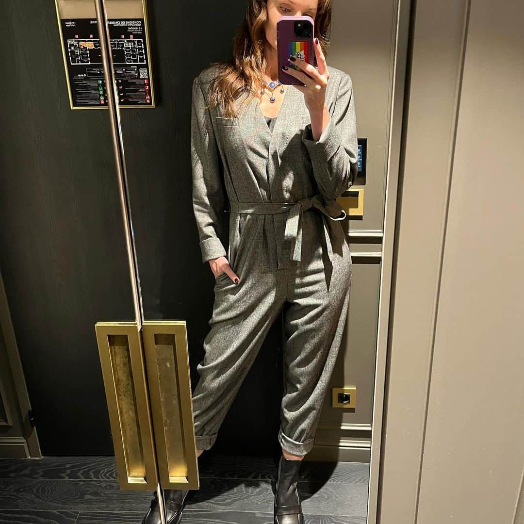 サラ・ウェイン・キャリーズさんのインスタグラム写真 - (サラ・ウェイン・キャリーズInstagram)「euro fits.  all hail the onesie.  both came out of thrift stores ❤️」11月25日 4時57分 - sarahwaynecallies