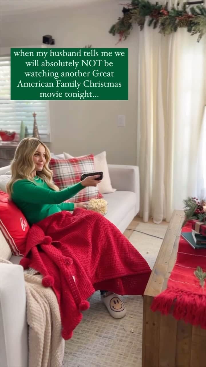 キャンディス・キャメロン・ブレのインスタグラム：「Silly husband— Christmas movies are FOR ME, BY ME 😉🎄❤️💚 Weekend plans consist of watching ‘My Christmas Hero’ tonight, ‘A Royal Date For Christmas’ on Saturday, and ‘A Christmas for the Ages’ on Sunday only on @gactv !!!」