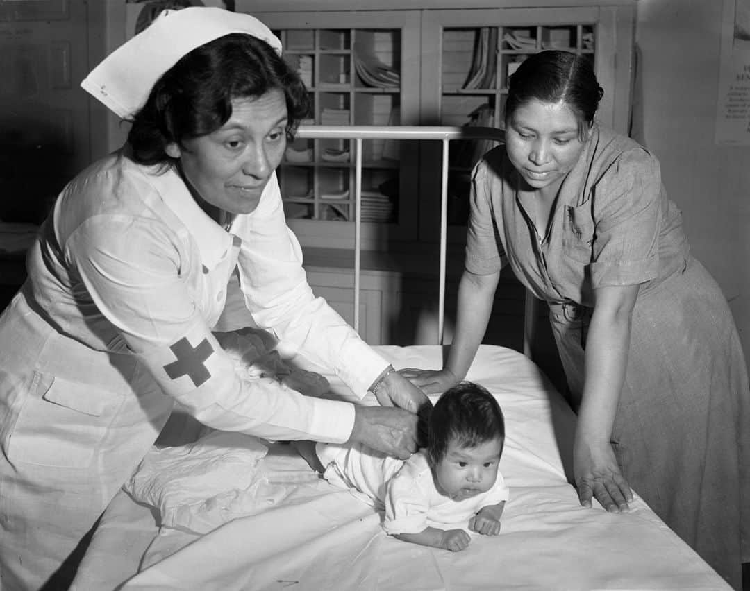 ネーブ・キャンベルのインスタグラム：「History lesson incoming. 📖 Did you know about these two Native American Red Crossers who dedicated their lives to making a lifesaving difference in their communities?  ➡️ Lula Owl Gloyne, the first registered nurse from the Eastern Band of Cherokee Indians, was a Red Cross Nurse during World War I. She was known to cross difficult terrain to deliver babies and provide care to the wounded. Among her many achievements, she helped establish the first hospital for her tribe.   ➡️ William F. Tyndall of the Cherokee Indian Reservation in North Carolina served the Red Cross as a First Aid Instructor. Back in 1942, he taught young people lifesaving skills so that they could act with confidence if a member of their tribe experienced an emergency.   We could not deliver our humanitarian mission without the remarkable contributions of Tribal communities throughout history. ❤️  #NativeAmericanHeritageDay #NativeAmericanHeritageMonth #RedCrossVolunteers #FirstAid #WWI」