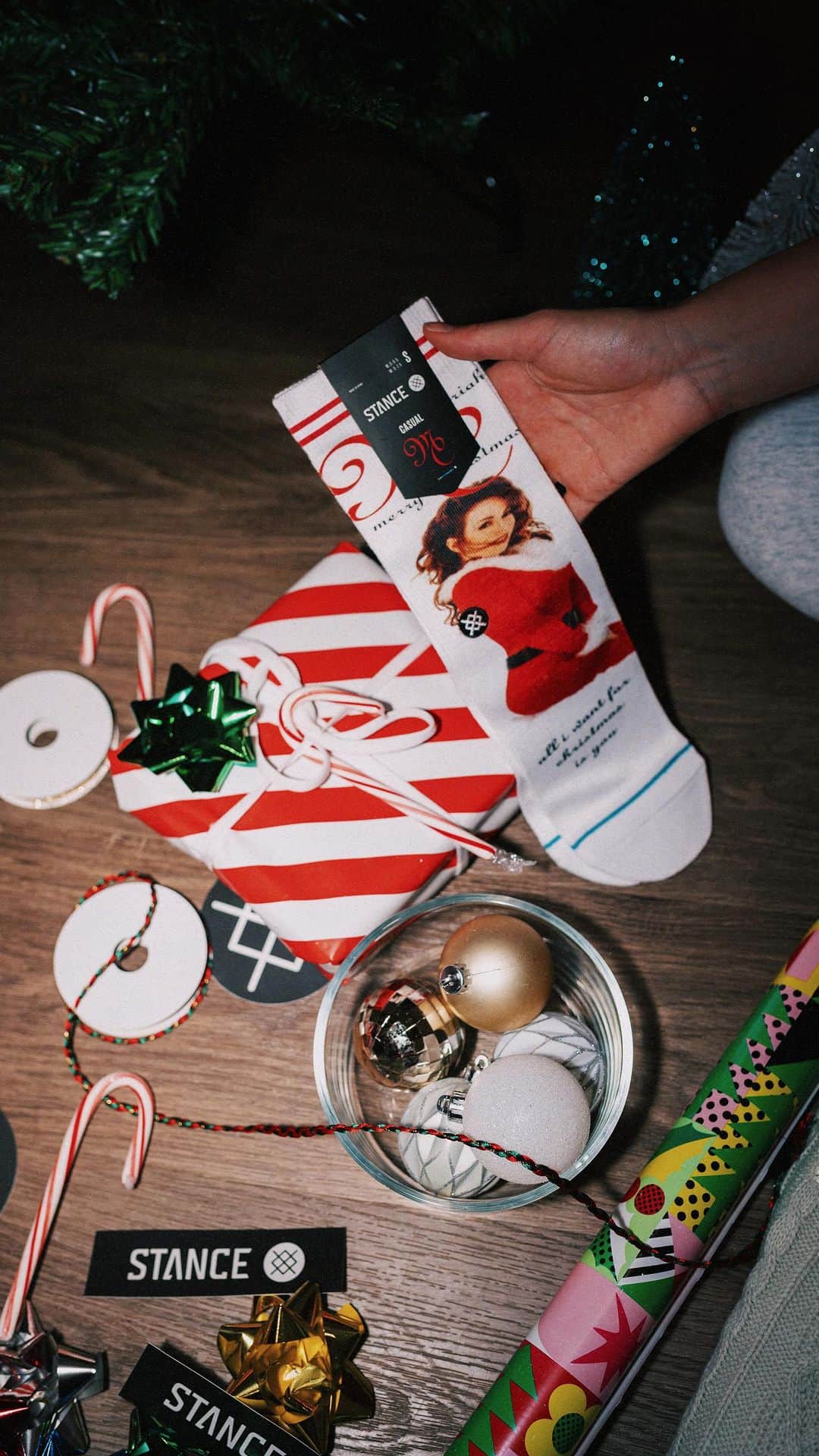 Stanceのインスタグラム：「Add this to your holiday tradition 🧦🤝🎁  #happyholidays #giftexchange #stancesocks #whiteelephant #stitcheddifferent #giftideas   📹 @allyk.jpg」