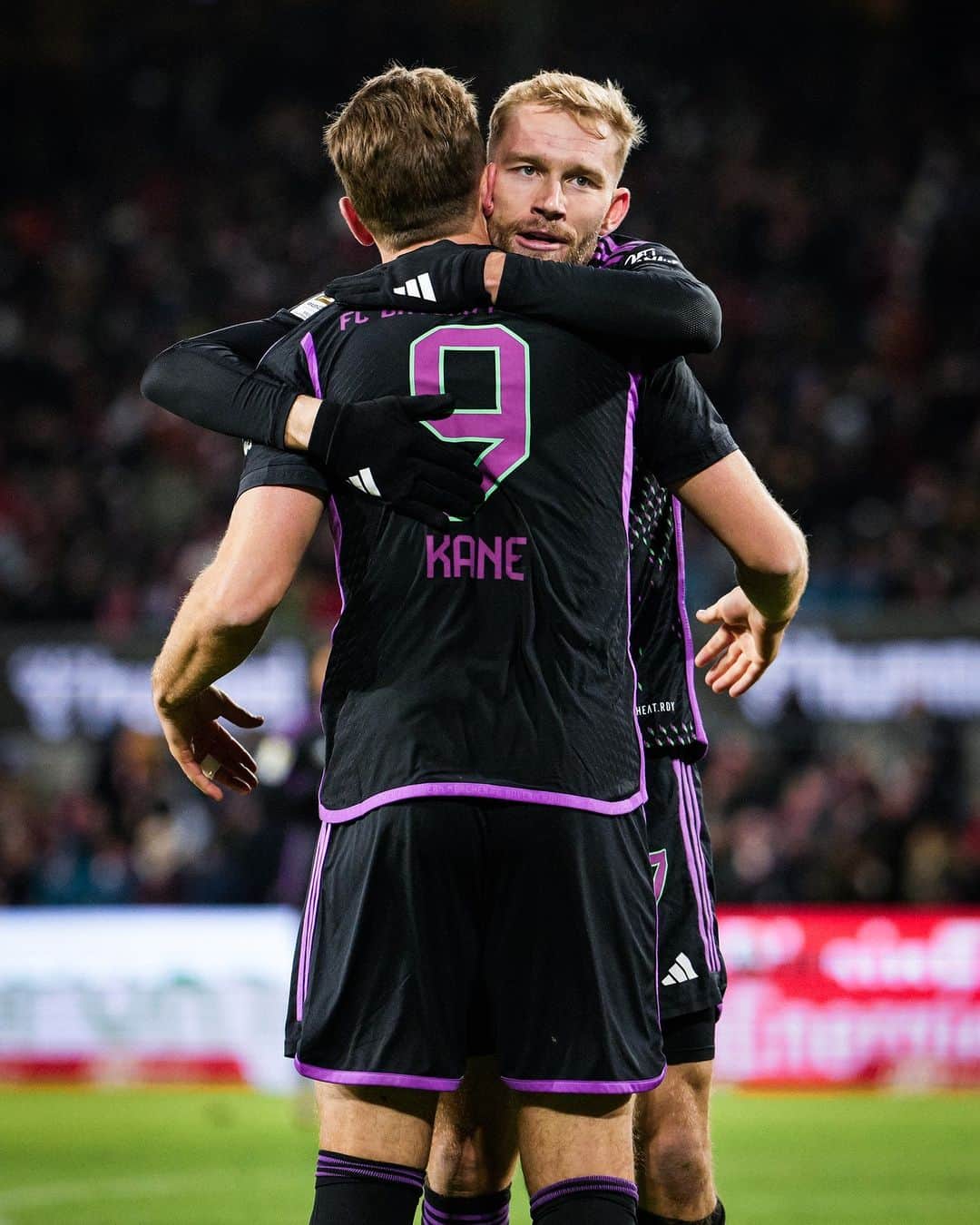バイエルン・ミュンヘンさんのインスタグラム写真 - (バイエルン・ミュンヘンInstagram)「HARRY KANE ON THE REBOUND 🔥⚽  ⚫️🟣 #KOEFCB 0-1 (20')   #MiaSanMia」11月25日 5時03分 - fcbayern