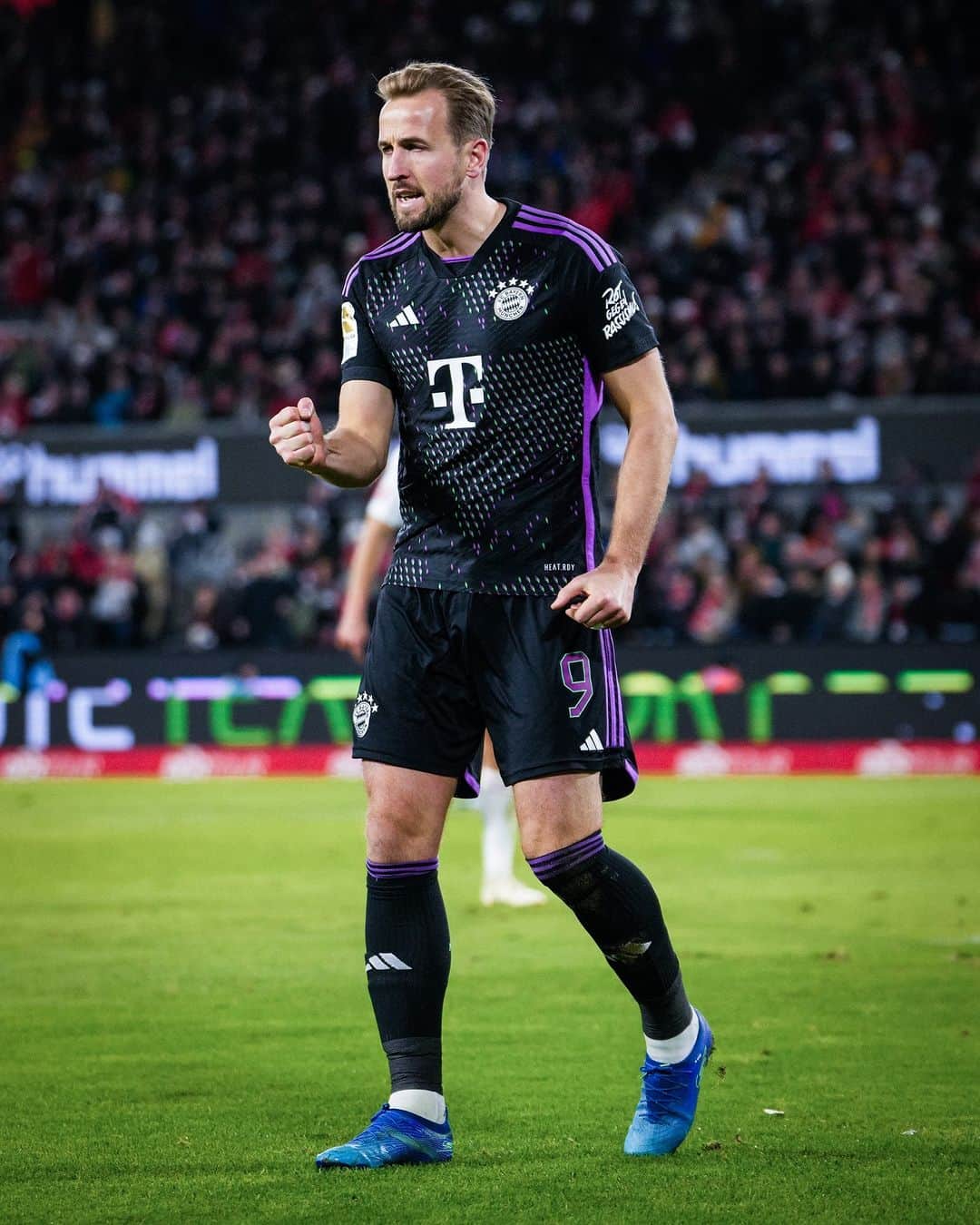 バイエルン・ミュンヘンさんのインスタグラム写真 - (バイエルン・ミュンヘンInstagram)「HARRY KANE ON THE REBOUND 🔥⚽  ⚫️🟣 #KOEFCB 0-1 (20')   #MiaSanMia」11月25日 5時03分 - fcbayern