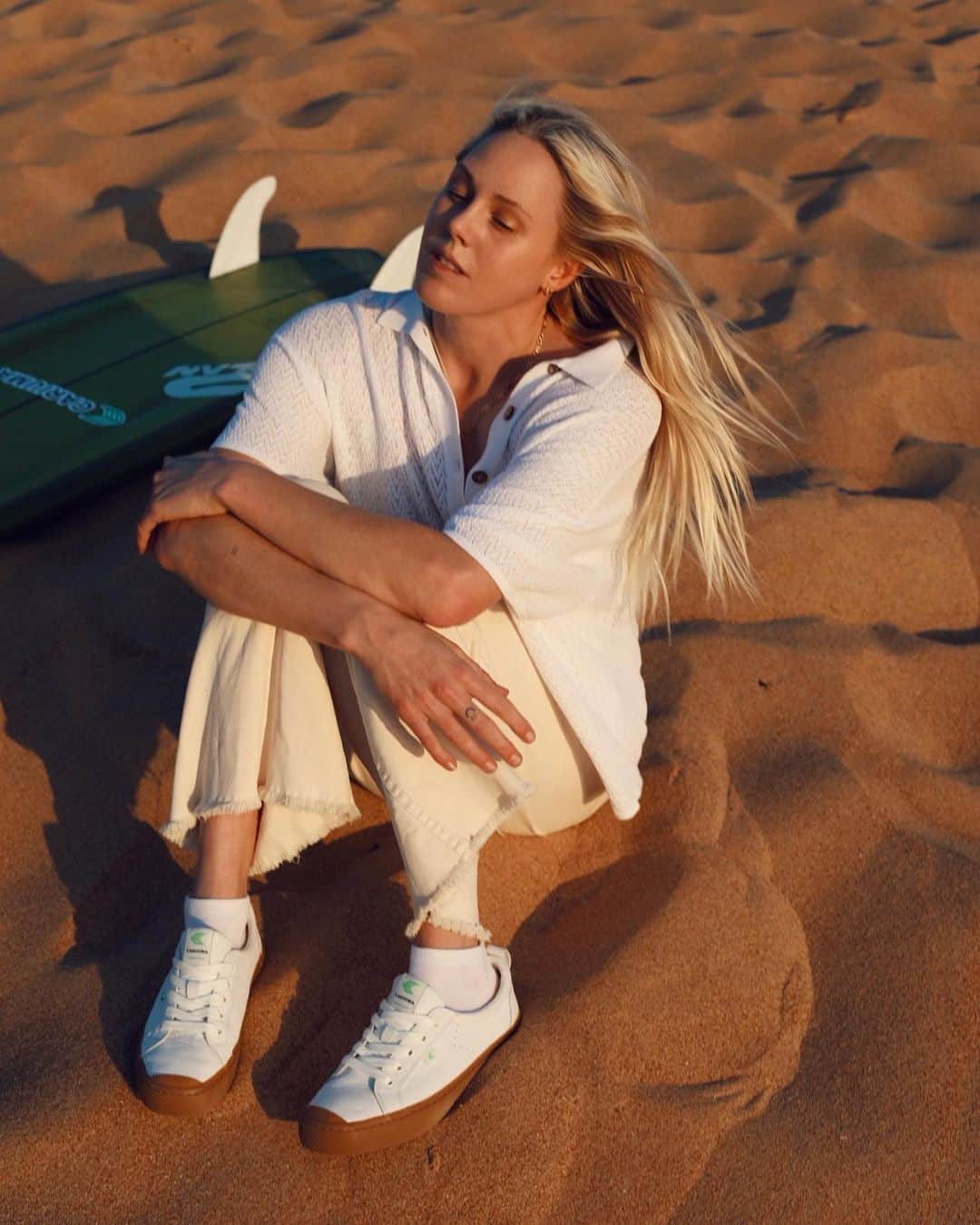 ローラ・エンバーさんのインスタグラム写真 - (ローラ・エンバーInstagram)「These shoes plant trees 🌿🌱 Now through November 28th, @cariuma is planting 10 trees for every pair of shoes sold on their website 💚 Their reforestation initiative helps restore biodiversity in the Brazilian rainforest 🫶 Get your feet in some sustainable Cariumas - Link in stories :)」11月25日 5時07分 - lauraenever