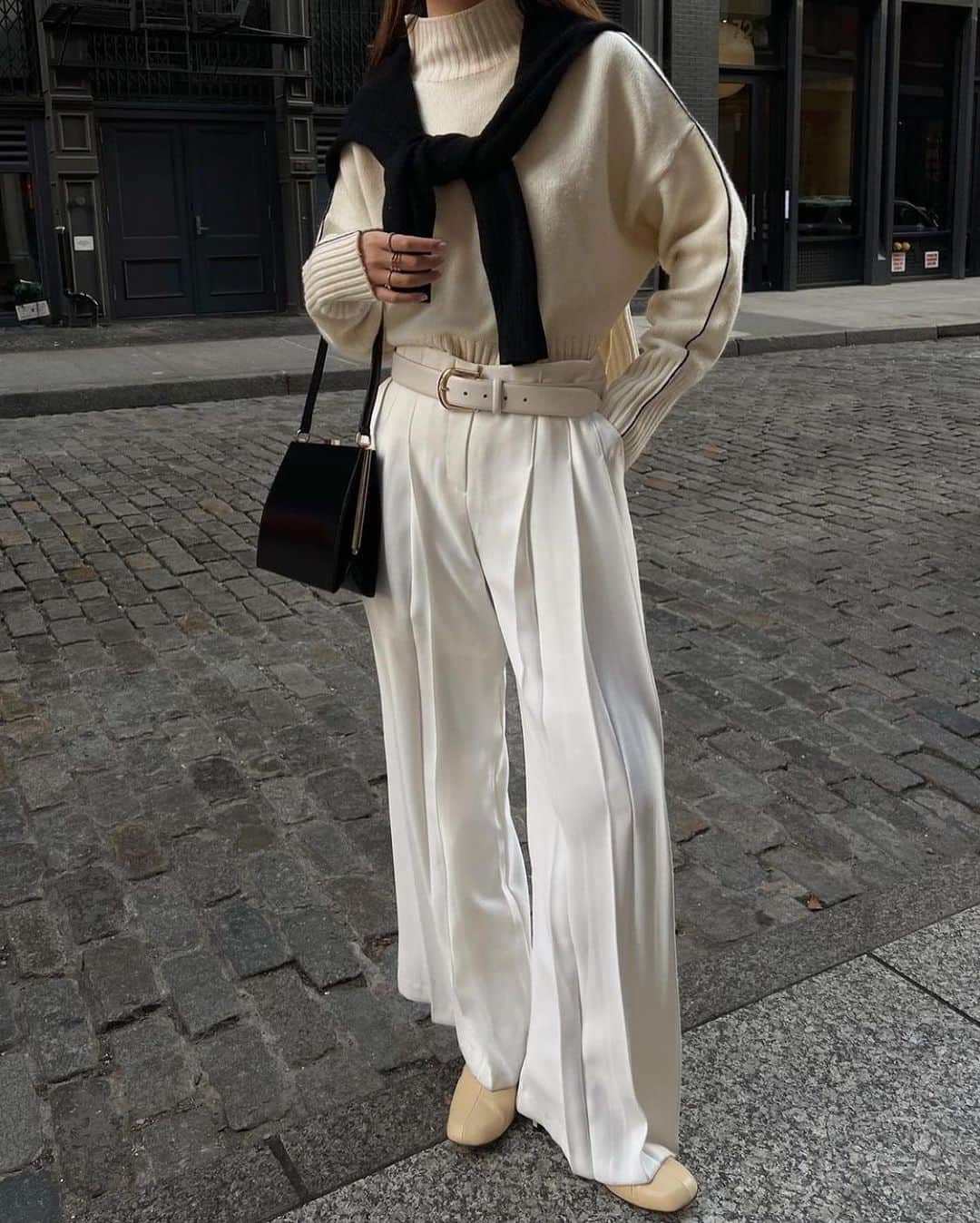 ビーローザベルトさんのインスタグラム写真 - (ビーローザベルトInstagram)「@thecarolinelin wearing the Kennedy belt in Bone/Gold 🤍」11月25日 5時07分 - blowthebelt