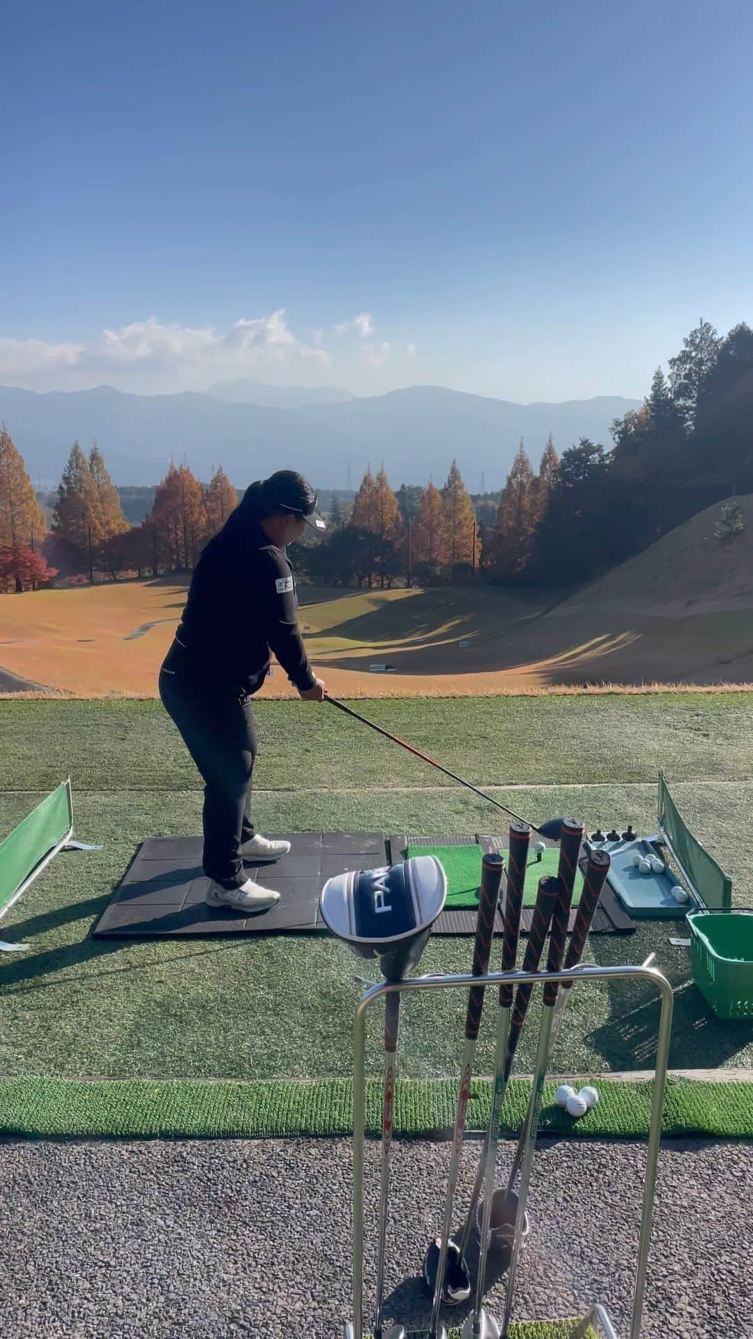 鈴木麻綾のインスタグラム：「QTが終了してしまいました.....  四日間通して1番朝の練習場で今日調子が 良いと思ったのは最終日でした。 その最終日81なんて... 強風という中で自分のスイングがなかなかできず 自分の強風の時の弱さとそして 焦りから2オン狙いに行ってOBという 後悔しかない1日でした。 調子はさほど悪くは無かったから ショックで仕方なかったですが 終わったことは元には戻せない。 後ろ向いてては前に進めない。 だから来シーズンに向けて オフトレ頑張っていきます。  応援して下さった皆様、ありがとうございました。 来シーズンも頑張りますので 応援、サポートよろしくお願い致します。  #三重交通グループ #三交インホテルズ  #三重カンツリークラブ #ZTV #zodia #basileus」