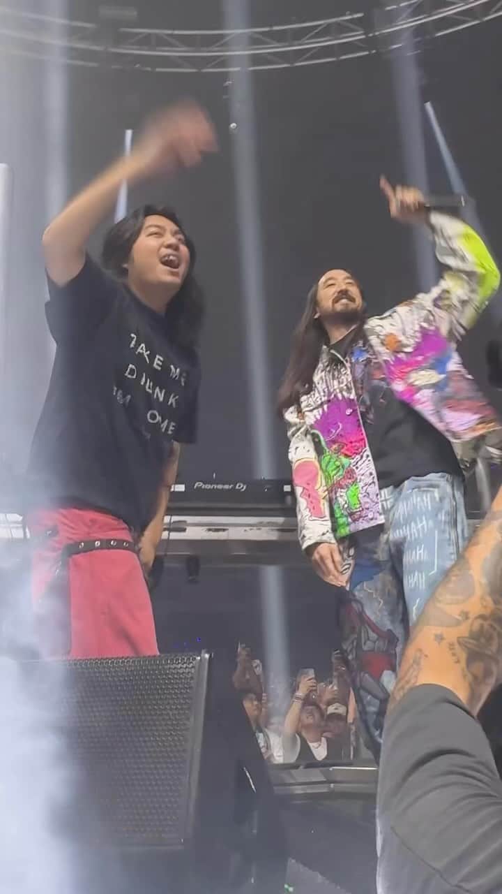 スティーヴ・アオキのインスタグラム：「This was f🥳cking epic! Dropping warp with knock2 to his raging crowd. 15 year later this record still slaps.  4 sold out nights at the shrine. Unbelievable! Love to my boys @knock2music and @isoxo_」