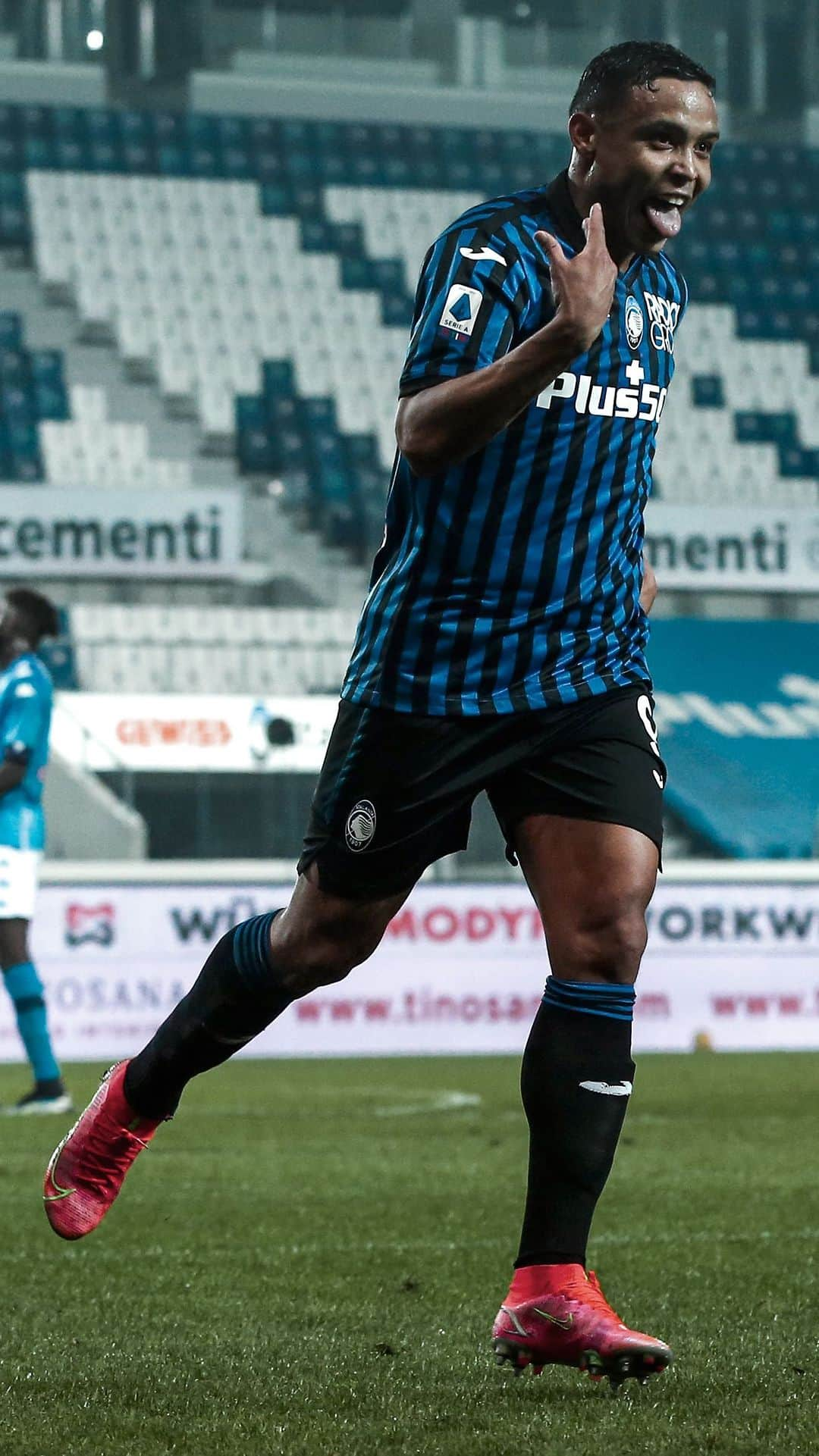 アタランタBCのインスタグラム：「Semplicemente Lucho 🤹🏽‍♂️  Just @luisfmuriel9 doing Muriel things 🕺🏽  🔜 #AtalantaNapoli #GoAtalantaGo ⚫️🔵」