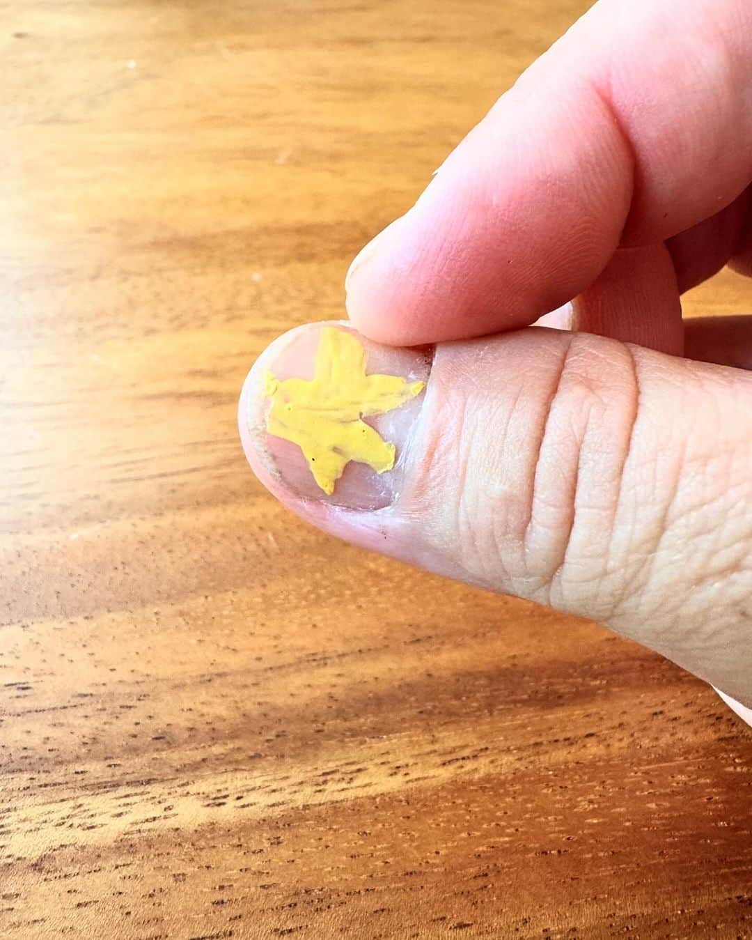 ネイサン・フィリオンのインスタグラム：「One of the little nieces running around the thanksgiving party offered to paint my nails. “You get a star, because you’re a star.” she said, then leaned in conspiratorially and whispered, “Everyone got a star.” Have a lovely weekend.」