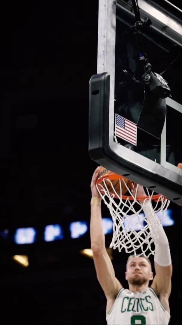 ボストン・セルティックスのインスタグラム：「Throw it up and big fella is gonna get it 😤」