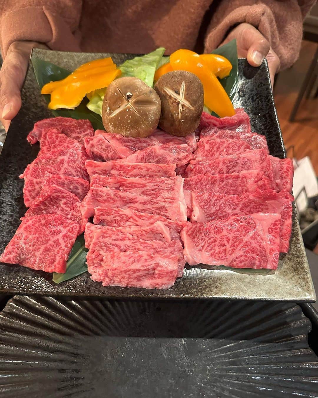 大桃美代子さんのインスタグラム写真 - (大桃美代子Instagram)「四日市の熱い夜。  肉を食べながら、ビジョンを語る。  松阪牛を陶板で焼きながら、  煙が少ない、遠赤外線効果の焼肉はジューシー。  コロナ禍を乗り越えて  オーナーさん　@nikuryouri.touri  頑張ってます。  お隣の初めましての方がインスタグラマーで、  みわさんコーチとショートコーチング。  ビジョンは、月100万円稼ぐ。  スルスル出てきて、翌日、アイコン変えてた。  行動しとるやん  こう言う方は、コーチングが効果出しやすい方。出来るでー。  美味しいもの食べると、  楽しくて、気分がかわりますね。  人生は4000週。  あなたは何%来てますか？  時間は有限。  本当にやりたい事に1秒でも早くなりたいなら、  コーチングは有効です。  モヤモヤの時間がもったいない！  私、食事しながらセッションはしませんが、  みわさんコーチがいらしたので、特別に。。  くすぶってる場合ちゃうで〜、と喝が入ったらしい。  国際コーチ連盟ICFのアメリカ会議に行かれた二人のお話は刺激になりますね。  お肉を食べる時はビジョンを語る。  視座高く行きましょう。  いい習慣になっています。  #焼肉ディナー#陶利#四日市#三重県#ICF #ビジュアライズ#coaching」11月25日 5時27分 - miyoko_omomo