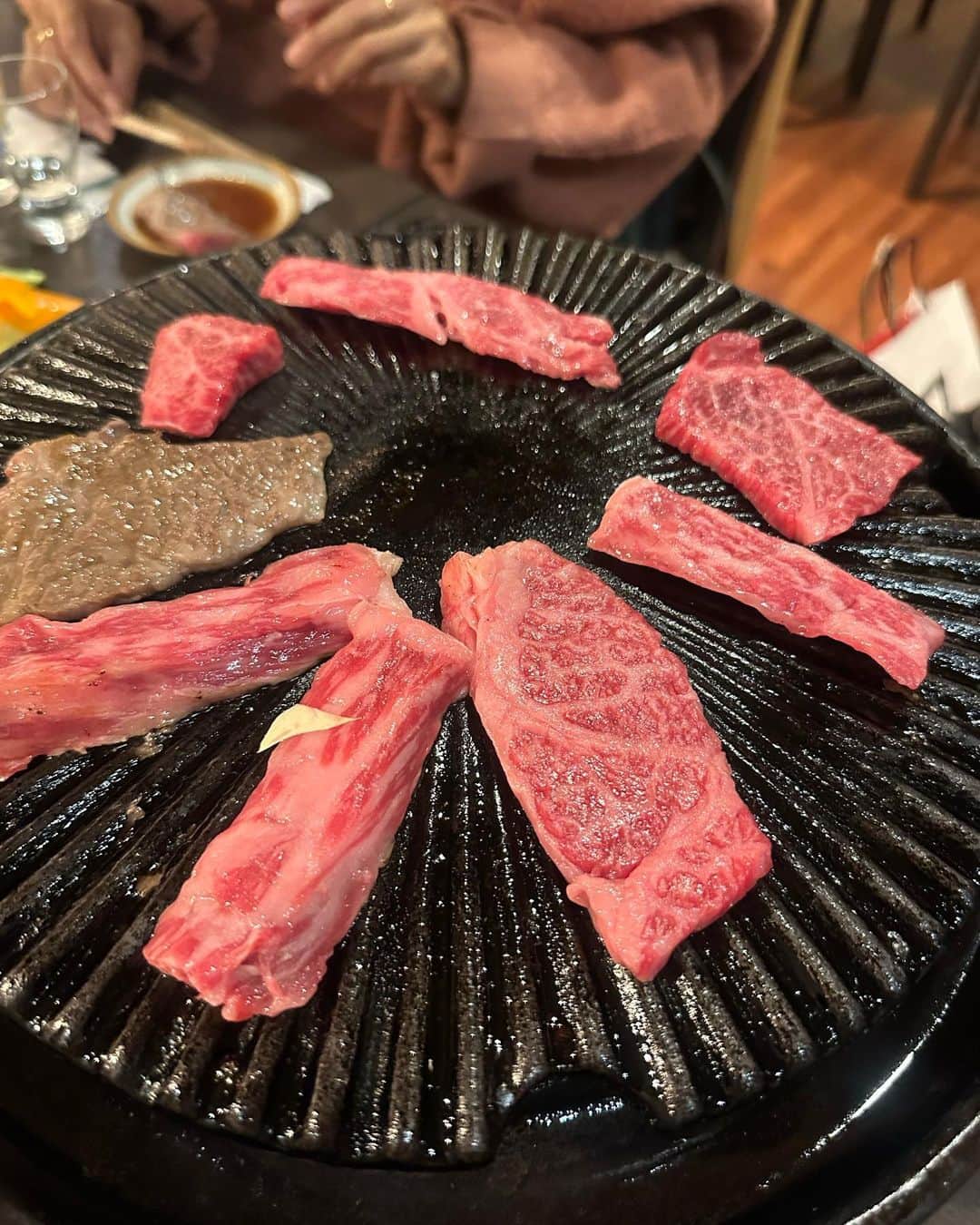 大桃美代子さんのインスタグラム写真 - (大桃美代子Instagram)「四日市の熱い夜。  肉を食べながら、ビジョンを語る。  松阪牛を陶板で焼きながら、  煙が少ない、遠赤外線効果の焼肉はジューシー。  コロナ禍を乗り越えて  オーナーさん　@nikuryouri.touri  頑張ってます。  お隣の初めましての方がインスタグラマーで、  みわさんコーチとショートコーチング。  ビジョンは、月100万円稼ぐ。  スルスル出てきて、翌日、アイコン変えてた。  行動しとるやん  こう言う方は、コーチングが効果出しやすい方。出来るでー。  美味しいもの食べると、  楽しくて、気分がかわりますね。  人生は4000週。  あなたは何%来てますか？  時間は有限。  本当にやりたい事に1秒でも早くなりたいなら、  コーチングは有効です。  モヤモヤの時間がもったいない！  私、食事しながらセッションはしませんが、  みわさんコーチがいらしたので、特別に。。  くすぶってる場合ちゃうで〜、と喝が入ったらしい。  国際コーチ連盟ICFのアメリカ会議に行かれた二人のお話は刺激になりますね。  お肉を食べる時はビジョンを語る。  視座高く行きましょう。  いい習慣になっています。  #焼肉ディナー#陶利#四日市#三重県#ICF #ビジュアライズ#coaching」11月25日 5時27分 - miyoko_omomo