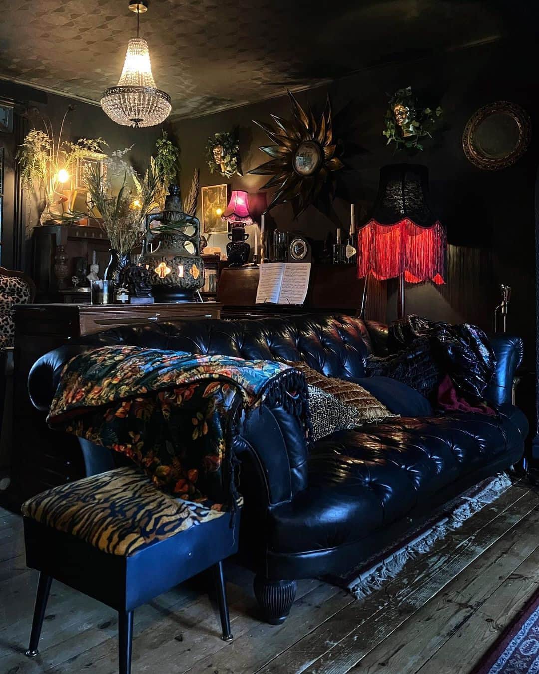 MT DOMAINEのインスタグラム：「Gorgeous dark decor.  (Via @itsonlytaken10years) #MyDomaine」