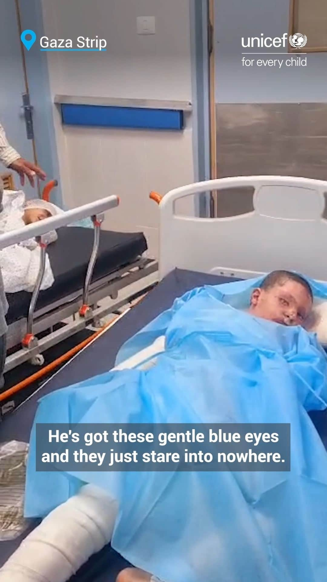 unicefのインスタグラム：「10-year-old Suhail from Gaza has burns on 50 per cent of his body.  Doctors also worry that he has lost his sight.  From a hospital in southern Gaza, our spokesperson, James Elder, shares the horrifying reality children have been experiencing.」