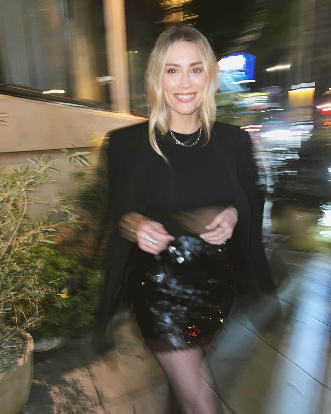 アリエル・ヴァンデンバーグのインスタグラム：「Having a mental breakdown over all the clothes in my closet at the moment. So I’m posting an outfit I loved to make me feel better. 🥹」