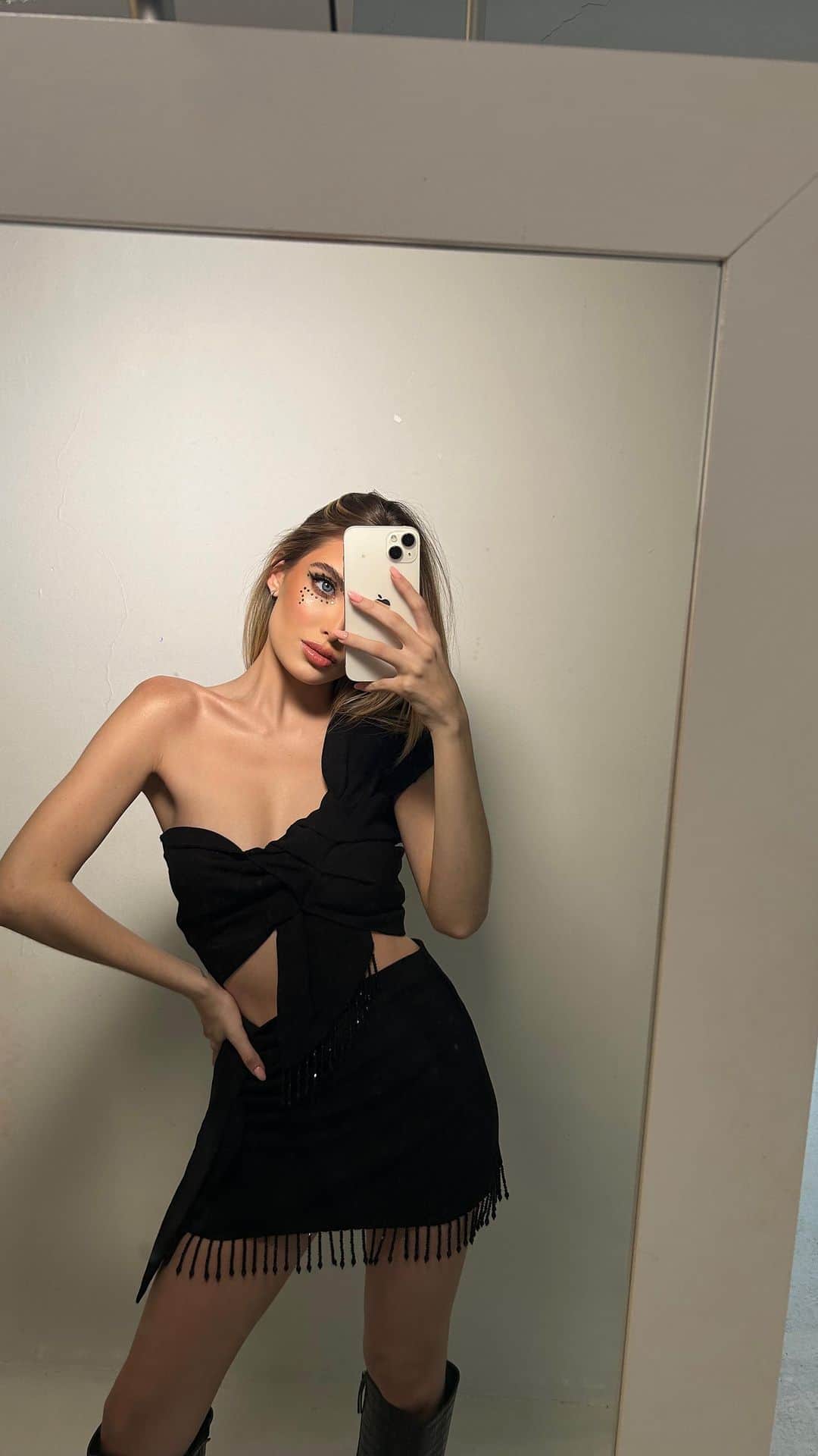 Giovanna Chavesのインスタグラム：「THE ERAS - inspo looks by @carlotacostaoficial  A coleção verão 24 tá no ar e separei alguns dos meus looks favoritos para curtir o show da Loirinha no Brasil!  Fui desde o debut, passei pela lover e parei na reputation.  Qual sua opção favorita? Me ajudem na escolha pelos stories hihi  #theerastour #taylorswift #fy」