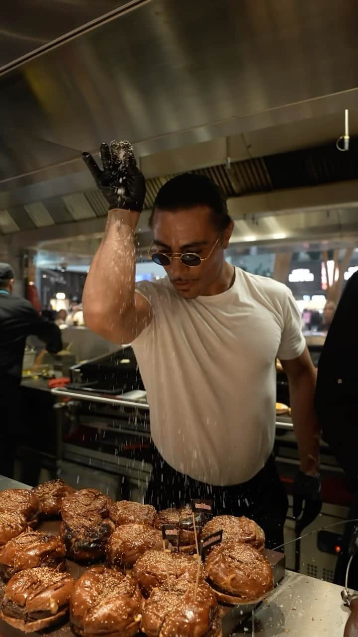 Saltbae（ヌスラット・ガネーシュ）のインスタグラム：「Last call✈️#saltbae#salt#saltbae」