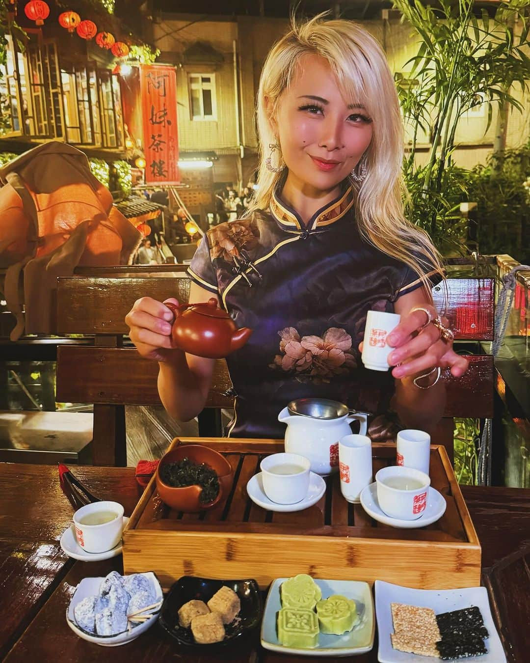 ライナ・ホワンのインスタグラム：「First time experiencing the lovely spirited away village in Taiwan 🇹🇼 of juifen - highly recommend to visit - just not in a Friday 😅   It’s extremely crowded when I went but has a great time nonetheless  Enjoyed my time drinking tea @ameiteahouse on top of the town but a little disappointed at the pastries a tea was 10/10 tho   Price for trying this is 300NTD per person - $9 USD so worth trying overall 🥰」