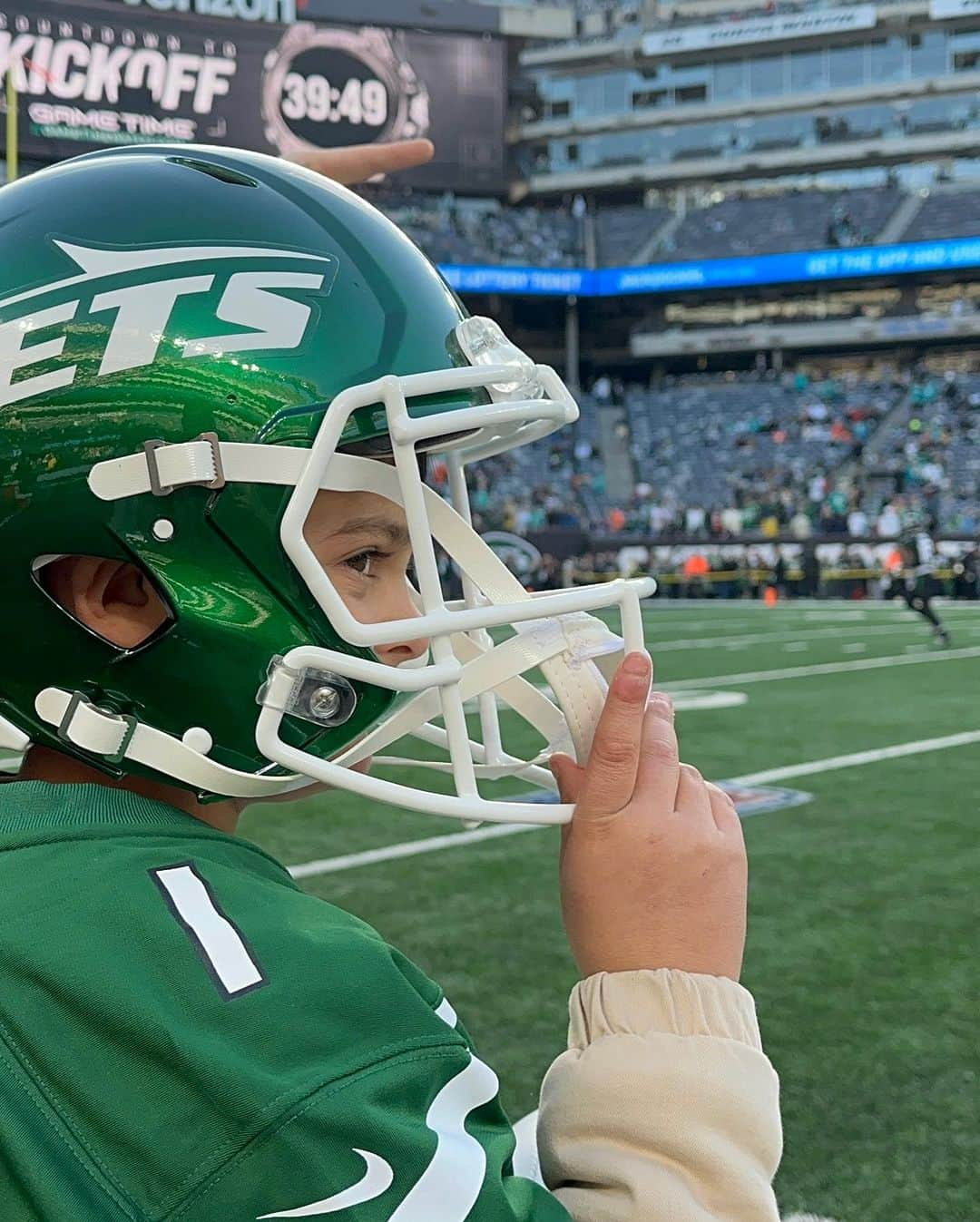 アレクサンドラ・ダダリオさんのインスタグラム写真 - (アレクサンドラ・ダダリオInstagram)「Go JETS! @nyjets @metlifestadium」11月25日 5時56分 - alexandradaddario