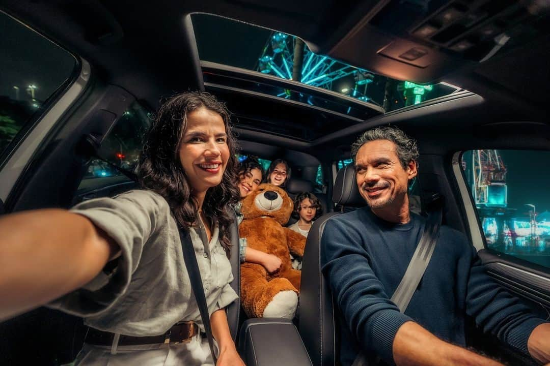 Volkswagen do Brasilさんのインスタグラム写真 - (Volkswagen do BrasilInstagram)「O Novo Tiguan AllSpace R-Line chegou com 7 lugares para sua família aproveitar todas as viagens ao máximo. Mais espaço, mais SUVW. #VWBrasil #NovoTiguan #SUVW   #VWParaTodos #VWParaTodos Um carrossel com três imagens estáticas de um Tiguan branco. A primeira mostra o carro por trás, estacionado em uma vaga de garagem. Uma mulher carrega uma mochila para uma criança que vai entrar pela porta direita traseira, que está aberta, e um homem entra pelo lado do motorista. A segunda mostra o porta-malas cheio de bagagens sendo aberto por uma mulher. A última é o veículo visto de lado, estacionado na garagem.」11月25日 6時00分 - vwbrasil