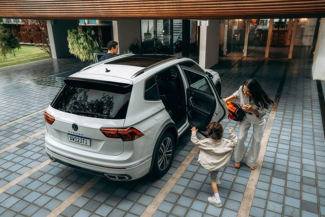 Volkswagen do Brasilさんのインスタグラム写真 - (Volkswagen do BrasilInstagram)「O Novo Tiguan AllSpace R-Line chegou com 7 lugares para sua família aproveitar todas as viagens ao máximo. Mais espaço, mais SUVW. #VWBrasil #NovoTiguan #SUVW   #VWParaTodos #VWParaTodos Um carrossel com três imagens estáticas de um Tiguan branco. A primeira mostra o carro por trás, estacionado em uma vaga de garagem. Uma mulher carrega uma mochila para uma criança que vai entrar pela porta direita traseira, que está aberta, e um homem entra pelo lado do motorista. A segunda mostra o porta-malas cheio de bagagens sendo aberto por uma mulher. A última é o veículo visto de lado, estacionado na garagem.」11月25日 6時00分 - vwbrasil