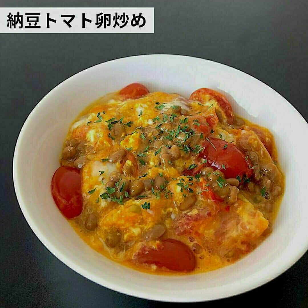 おうちごはん編集部さんのインスタグラム写真 - (おうちごはん編集部Instagram)「【おいしく食べて毎日腸活！ #納豆 のアレンジ6選】  発酵食品でありながら、食物繊維を多く含む「納豆」は、腸内環境を整える #腸活 にぴったり👍  毎日食べたいからこそ、いろいろなアレンジで楽しめたらいいですよね☺️  そこで今回は、食卓のメインにもなる納豆のアレンジをご紹介します💡  ------------------  ⭐️納豆トマト卵炒め photo by @gourmet_ouchigohan  ⭐️麻婆納豆腐 photo by @zosankitchen  ⭐️納豆鶏つくね photo by @turquoiseblue54  ⭐️ベーコンと納豆の焼飯 photo by @ayano.cook  ⭐️焼き海苔とキムチの納豆パスタ photo by @binanpasta  ⭐️納豆麹 photo by @yur_rii  🔽納豆アレンジのレシピは、おうちごはんの記事でご紹介しているのでぜひチェックしてみてくださいね！ https://ouchi-gohan.jp/872/  ------------------  ◆ #おうちごはんLover を付けて投稿するとおうちごはんの記事やこのアカウント、おうちごはん発信のトレンドリリースなどでご紹介させていただくことがございます。スタッフが毎日楽しくチェックしています♪  ［staff : コノ］ ------------------  #おうちごはんLover #おうちごはんラバー #ouchigohanlover #ouchigohan #おうちごはん #納豆料理 #納豆アレンジ #納豆好き #納豆大好き #納豆パスタ #納豆チャーハン #納豆麹 #発酵 #発酵食品 #おかず #主菜 #メイン料理 #手料理 #手作り料理 #献立 #おうち時間 #暮らし #暮らしを楽しむ」11月25日 6時00分 - ouchigohan.jp