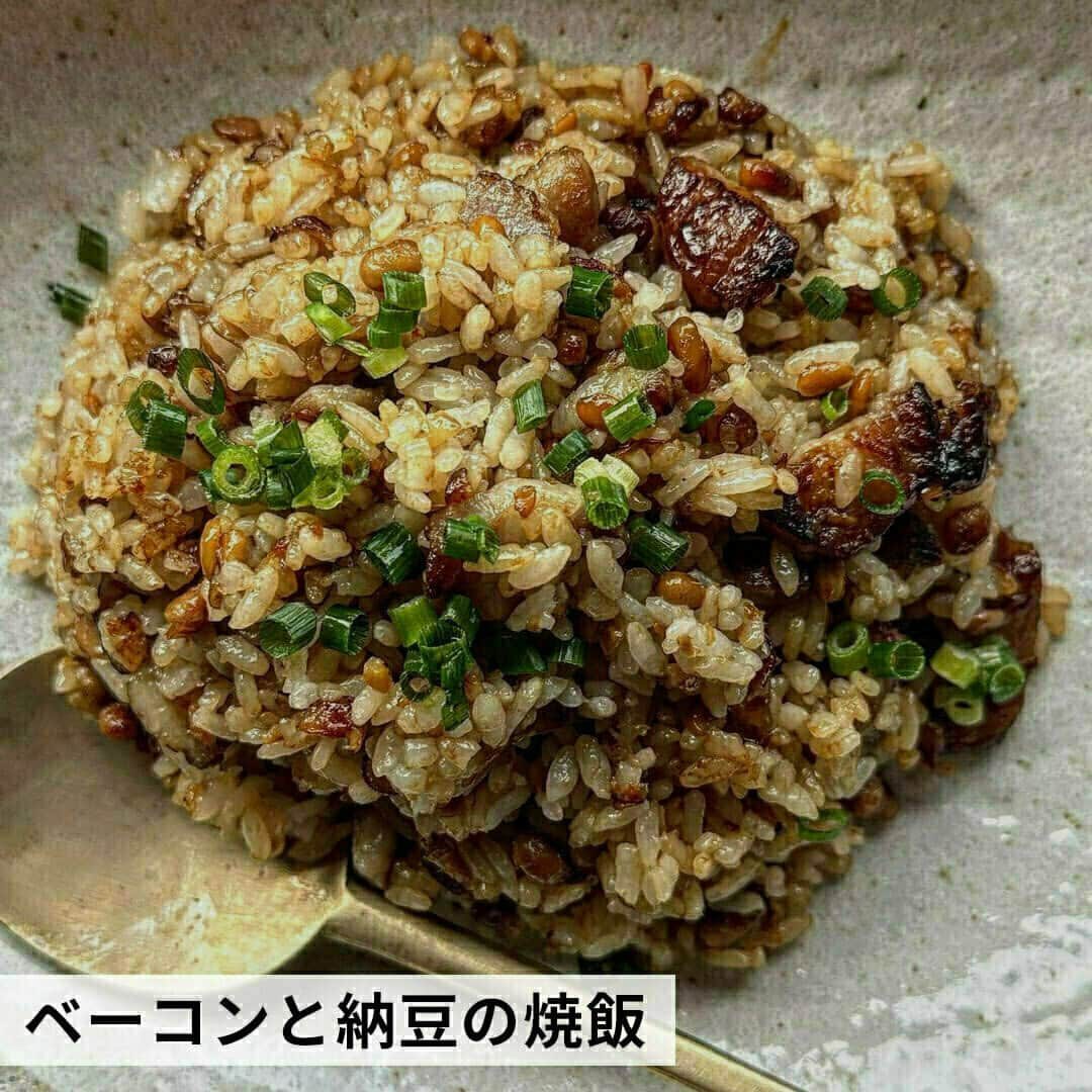 おうちごはん編集部さんのインスタグラム写真 - (おうちごはん編集部Instagram)「【おいしく食べて毎日腸活！ #納豆 のアレンジ6選】  発酵食品でありながら、食物繊維を多く含む「納豆」は、腸内環境を整える #腸活 にぴったり👍  毎日食べたいからこそ、いろいろなアレンジで楽しめたらいいですよね☺️  そこで今回は、食卓のメインにもなる納豆のアレンジをご紹介します💡  ------------------  ⭐️納豆トマト卵炒め photo by @gourmet_ouchigohan  ⭐️麻婆納豆腐 photo by @zosankitchen  ⭐️納豆鶏つくね photo by @turquoiseblue54  ⭐️ベーコンと納豆の焼飯 photo by @ayano.cook  ⭐️焼き海苔とキムチの納豆パスタ photo by @binanpasta  ⭐️納豆麹 photo by @yur_rii  🔽納豆アレンジのレシピは、おうちごはんの記事でご紹介しているのでぜひチェックしてみてくださいね！ https://ouchi-gohan.jp/872/  ------------------  ◆ #おうちごはんLover を付けて投稿するとおうちごはんの記事やこのアカウント、おうちごはん発信のトレンドリリースなどでご紹介させていただくことがございます。スタッフが毎日楽しくチェックしています♪  ［staff : コノ］ ------------------  #おうちごはんLover #おうちごはんラバー #ouchigohanlover #ouchigohan #おうちごはん #納豆料理 #納豆アレンジ #納豆好き #納豆大好き #納豆パスタ #納豆チャーハン #納豆麹 #発酵 #発酵食品 #おかず #主菜 #メイン料理 #手料理 #手作り料理 #献立 #おうち時間 #暮らし #暮らしを楽しむ」11月25日 6時00分 - ouchigohan.jp