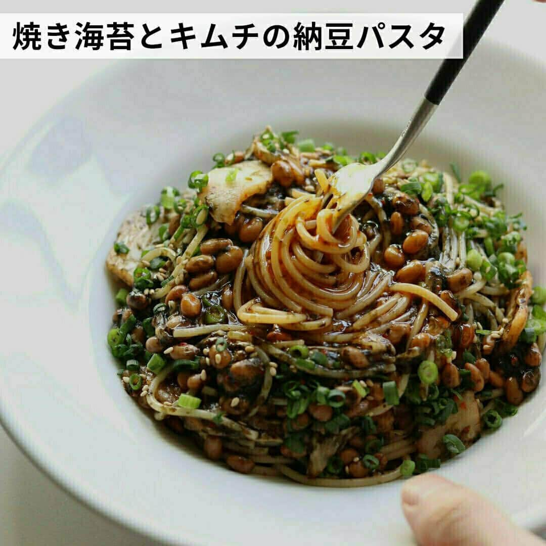 おうちごはん編集部さんのインスタグラム写真 - (おうちごはん編集部Instagram)「【おいしく食べて毎日腸活！ #納豆 のアレンジ6選】  発酵食品でありながら、食物繊維を多く含む「納豆」は、腸内環境を整える #腸活 にぴったり👍  毎日食べたいからこそ、いろいろなアレンジで楽しめたらいいですよね☺️  そこで今回は、食卓のメインにもなる納豆のアレンジをご紹介します💡  ------------------  ⭐️納豆トマト卵炒め photo by @gourmet_ouchigohan  ⭐️麻婆納豆腐 photo by @zosankitchen  ⭐️納豆鶏つくね photo by @turquoiseblue54  ⭐️ベーコンと納豆の焼飯 photo by @ayano.cook  ⭐️焼き海苔とキムチの納豆パスタ photo by @binanpasta  ⭐️納豆麹 photo by @yur_rii  🔽納豆アレンジのレシピは、おうちごはんの記事でご紹介しているのでぜひチェックしてみてくださいね！ https://ouchi-gohan.jp/872/  ------------------  ◆ #おうちごはんLover を付けて投稿するとおうちごはんの記事やこのアカウント、おうちごはん発信のトレンドリリースなどでご紹介させていただくことがございます。スタッフが毎日楽しくチェックしています♪  ［staff : コノ］ ------------------  #おうちごはんLover #おうちごはんラバー #ouchigohanlover #ouchigohan #おうちごはん #納豆料理 #納豆アレンジ #納豆好き #納豆大好き #納豆パスタ #納豆チャーハン #納豆麹 #発酵 #発酵食品 #おかず #主菜 #メイン料理 #手料理 #手作り料理 #献立 #おうち時間 #暮らし #暮らしを楽しむ」11月25日 6時00分 - ouchigohan.jp