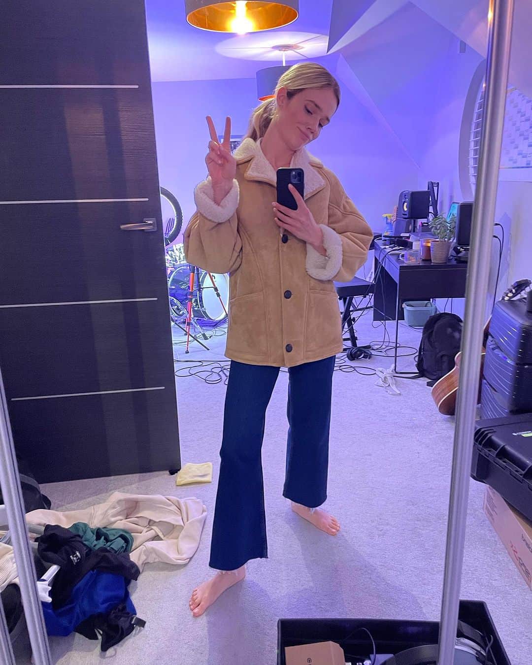 フローリーのインスタグラム：「Guess who only left the house once this week 👀 I’ve had 5 days of solitude in the studio and have really loved it, I’m quite good at being a hermit sometimes…but definitely ready for my dog and human to come home now ❤️ ps. Got something coming for you….」